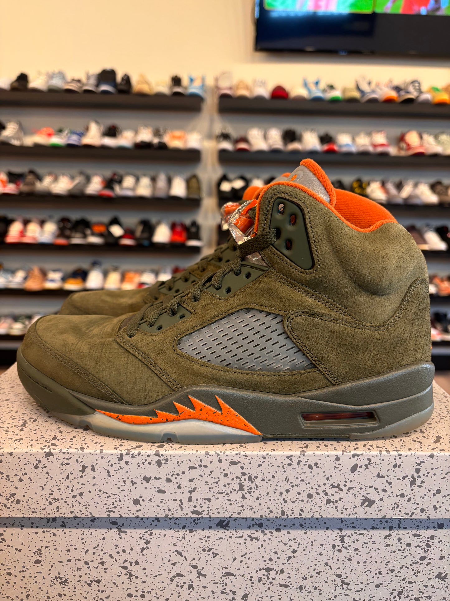 Jordan 5 Olive Size 8 Pre-Owned