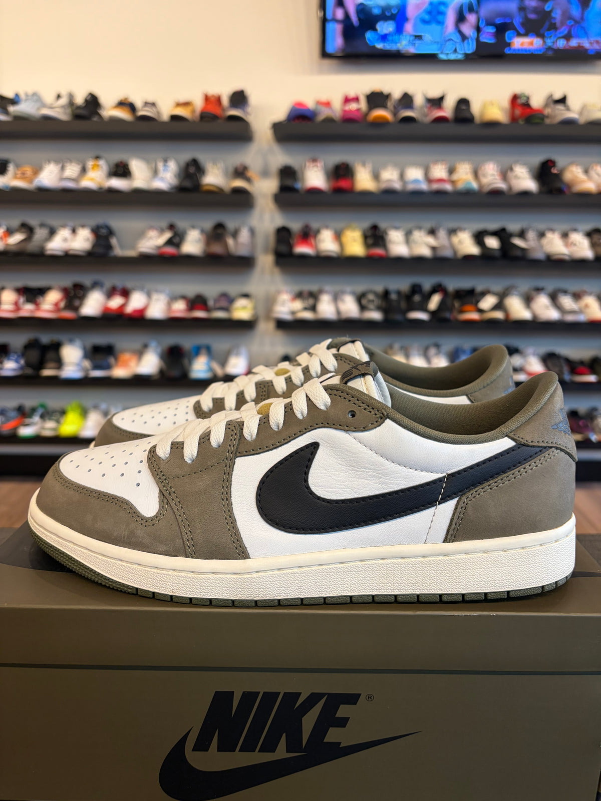 Jordan 1 Low Medium Olive Size 10 Pre-Owned