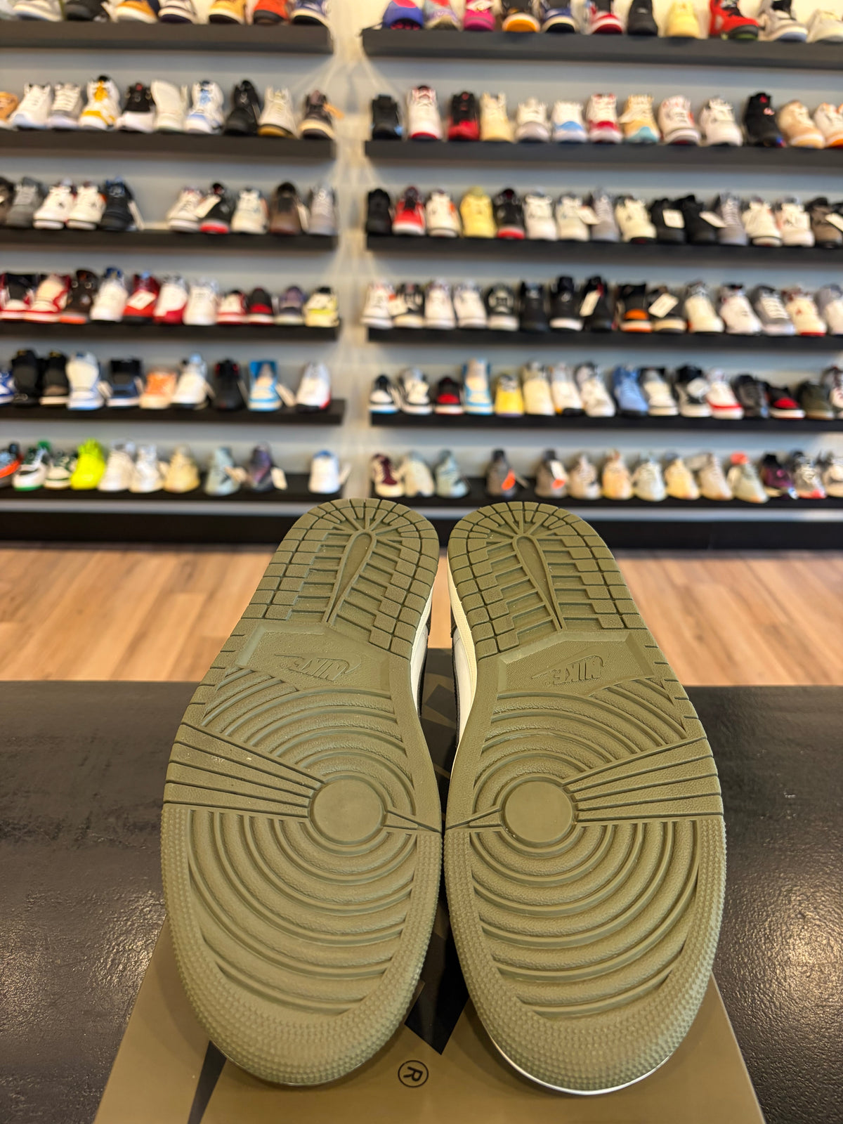Jordan 1 Low Medium Olive Size 10 Pre-Owned