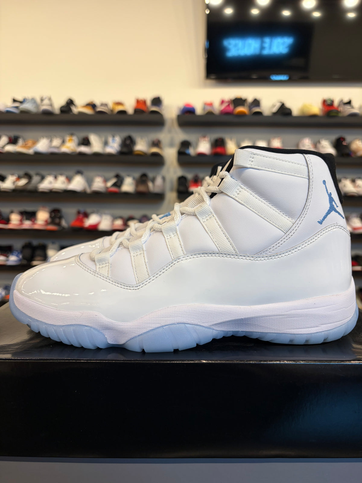 Jordan 11 Legend Blue 2024 Size 10 Pre-Owned