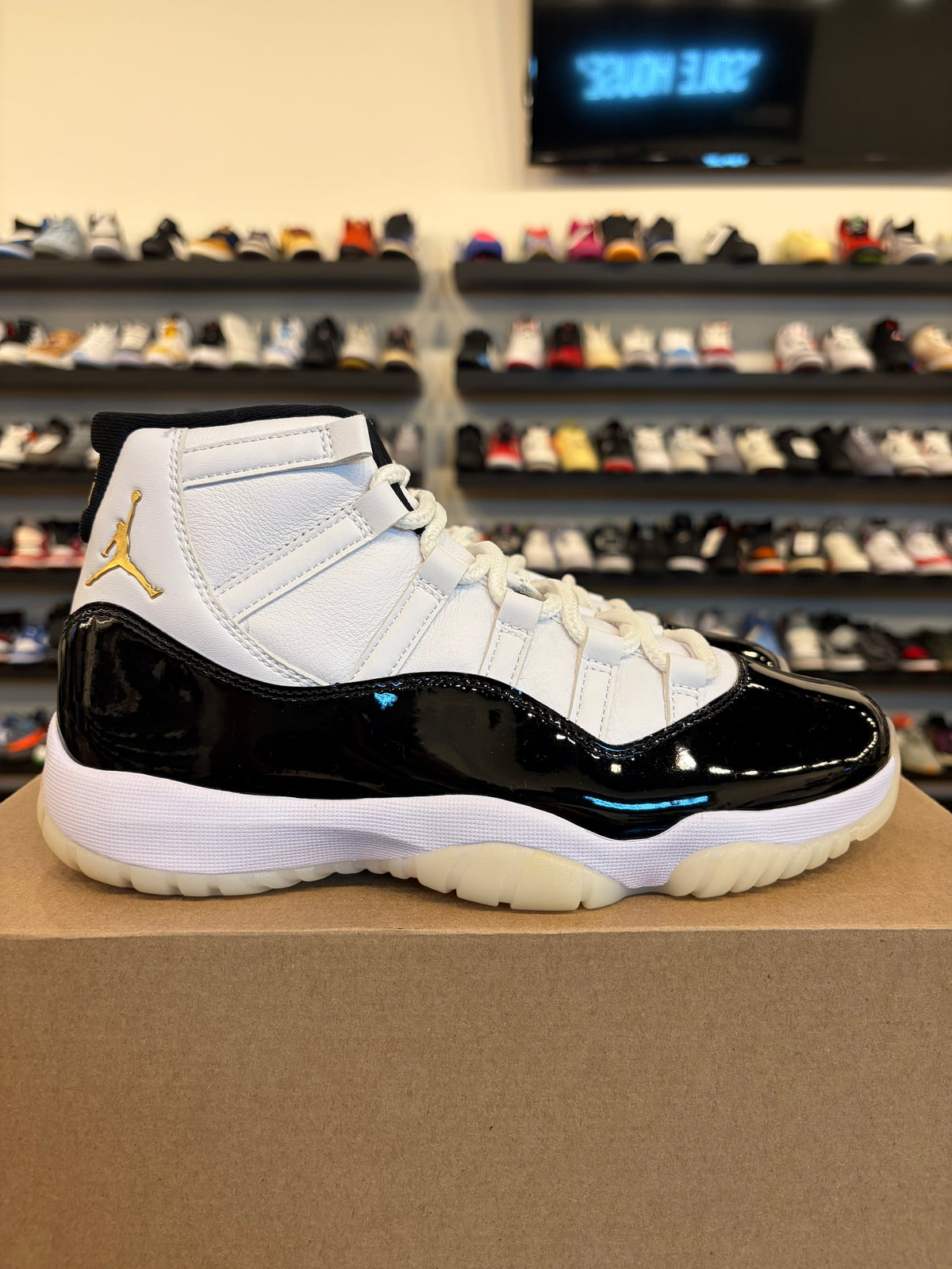 Jordan 11 Gratitude Size 8 Pre-Owned (No Box)