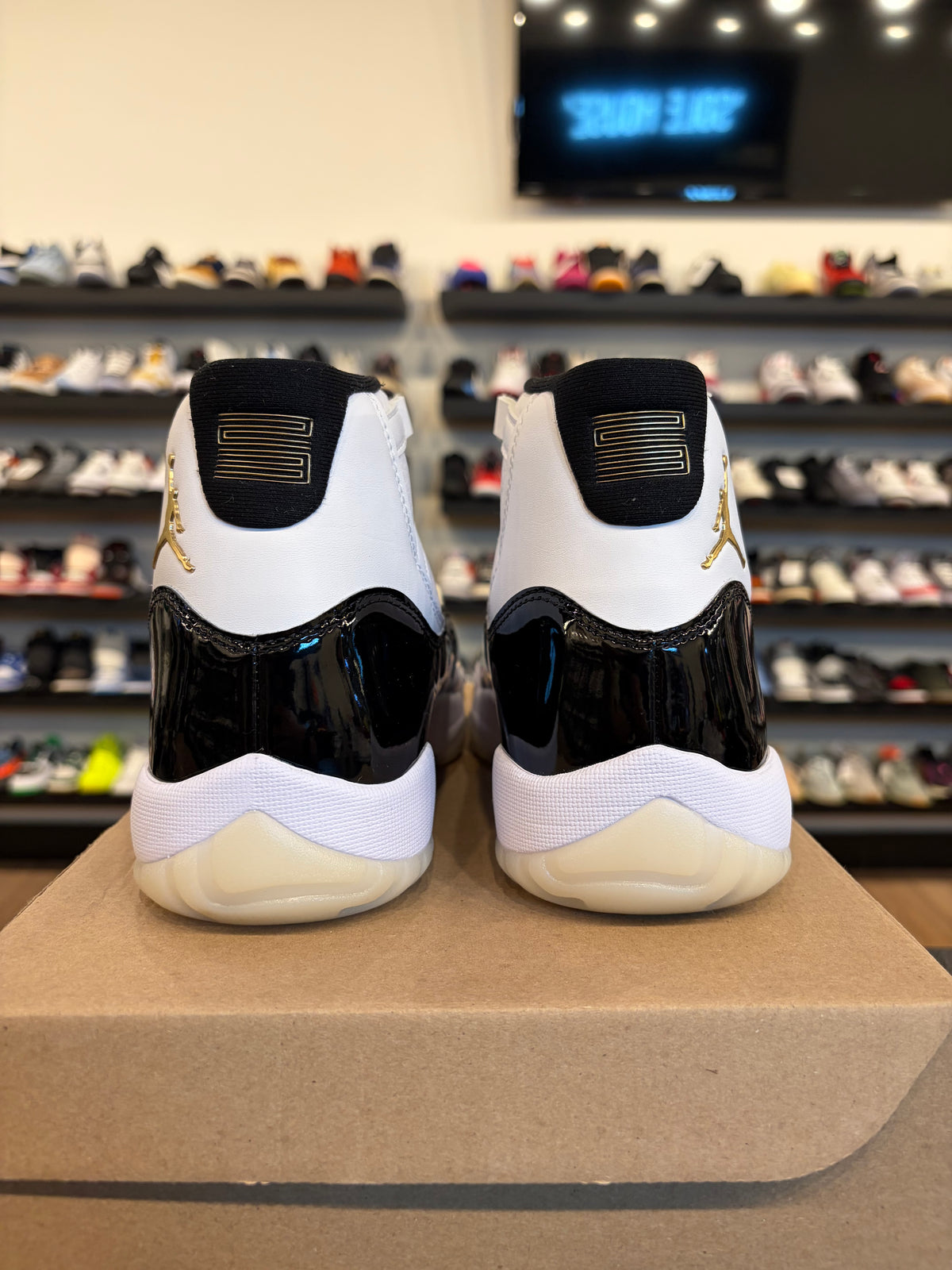 Jordan 11 Gratitude Size 8 Pre-Owned (No Box)