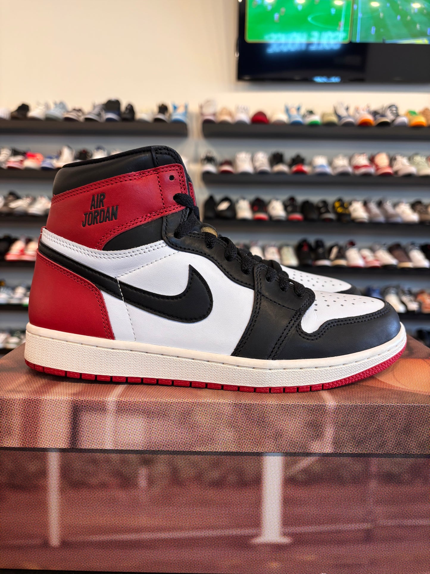 Jordan 1 Reimagined Black Toe Size 8.5 Pre-Owned