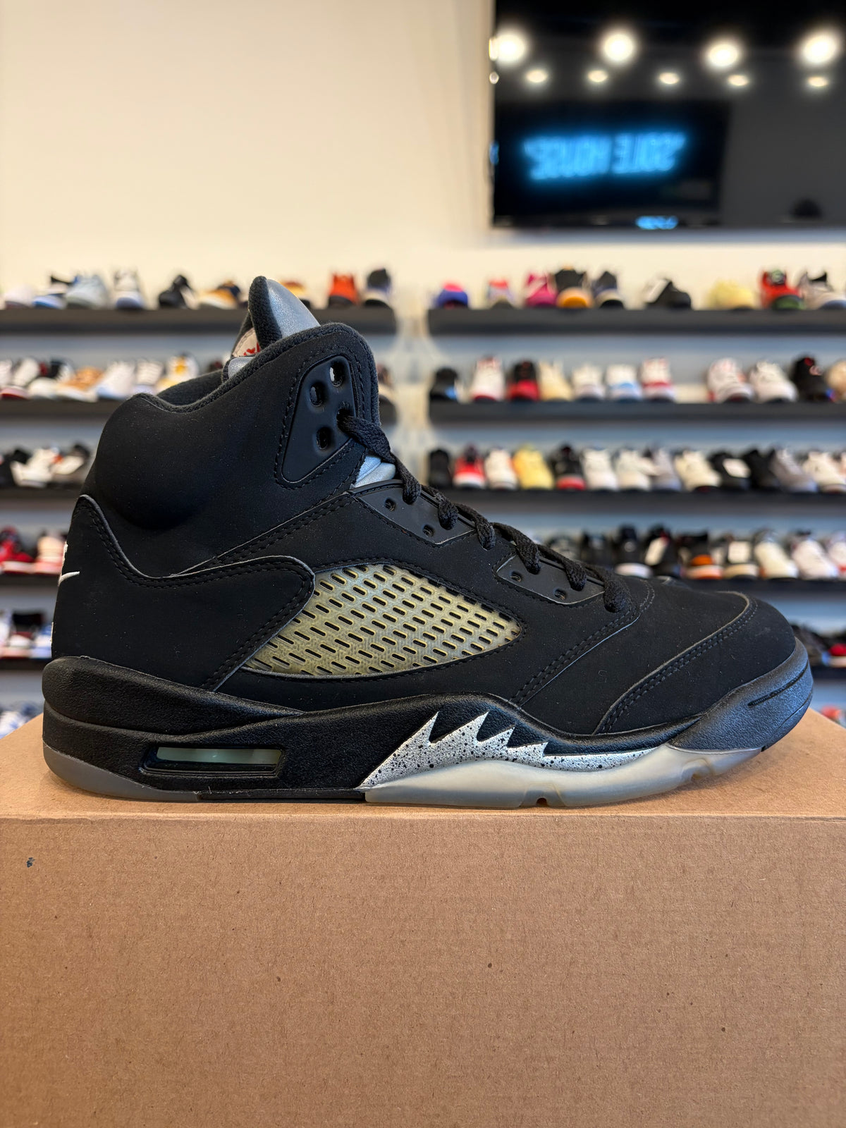 Jordan 5 Black Metallic 2016 Size 9 Pre-Owned (No Box)