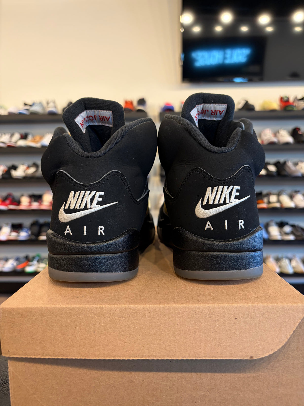 Jordan 5 Black Metallic 2016 Size 9 Pre-Owned (No Box)