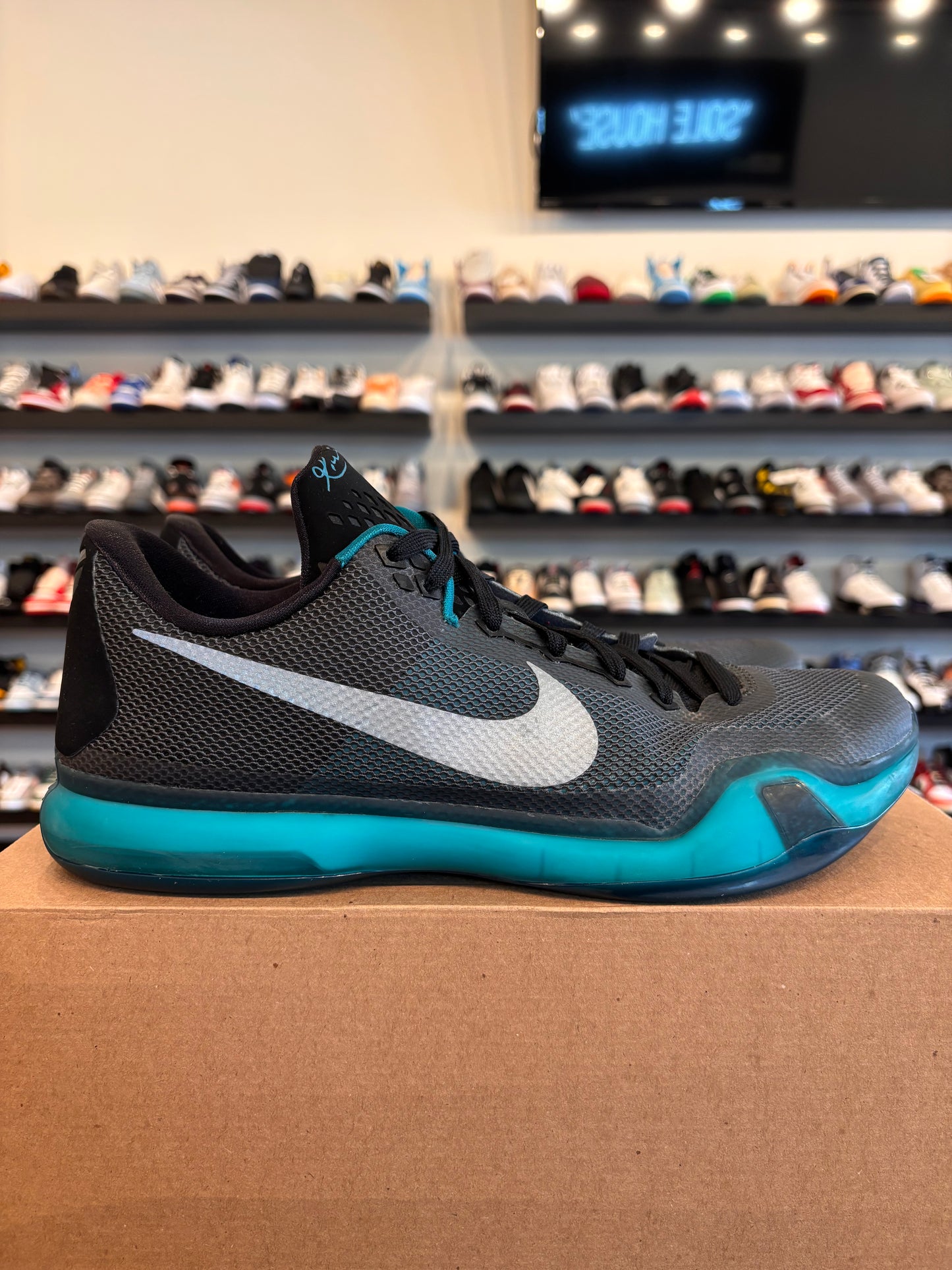 Nike Kobe 10 Low Radiant Emerald Size 11.5 Pre-Owned (No Box)