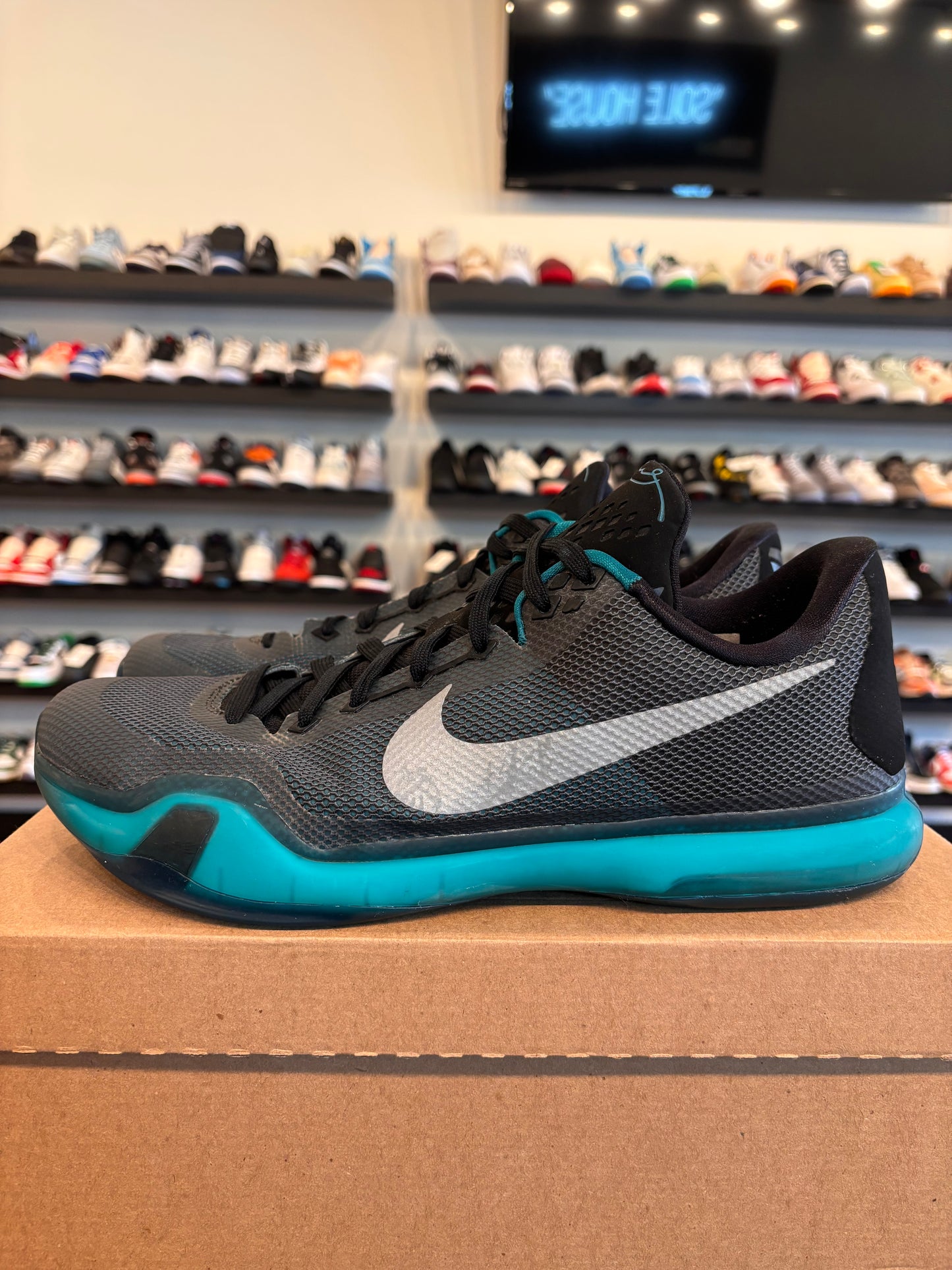 Nike Kobe 10 Low Radiant Emerald Size 11.5 Pre-Owned (No Box)