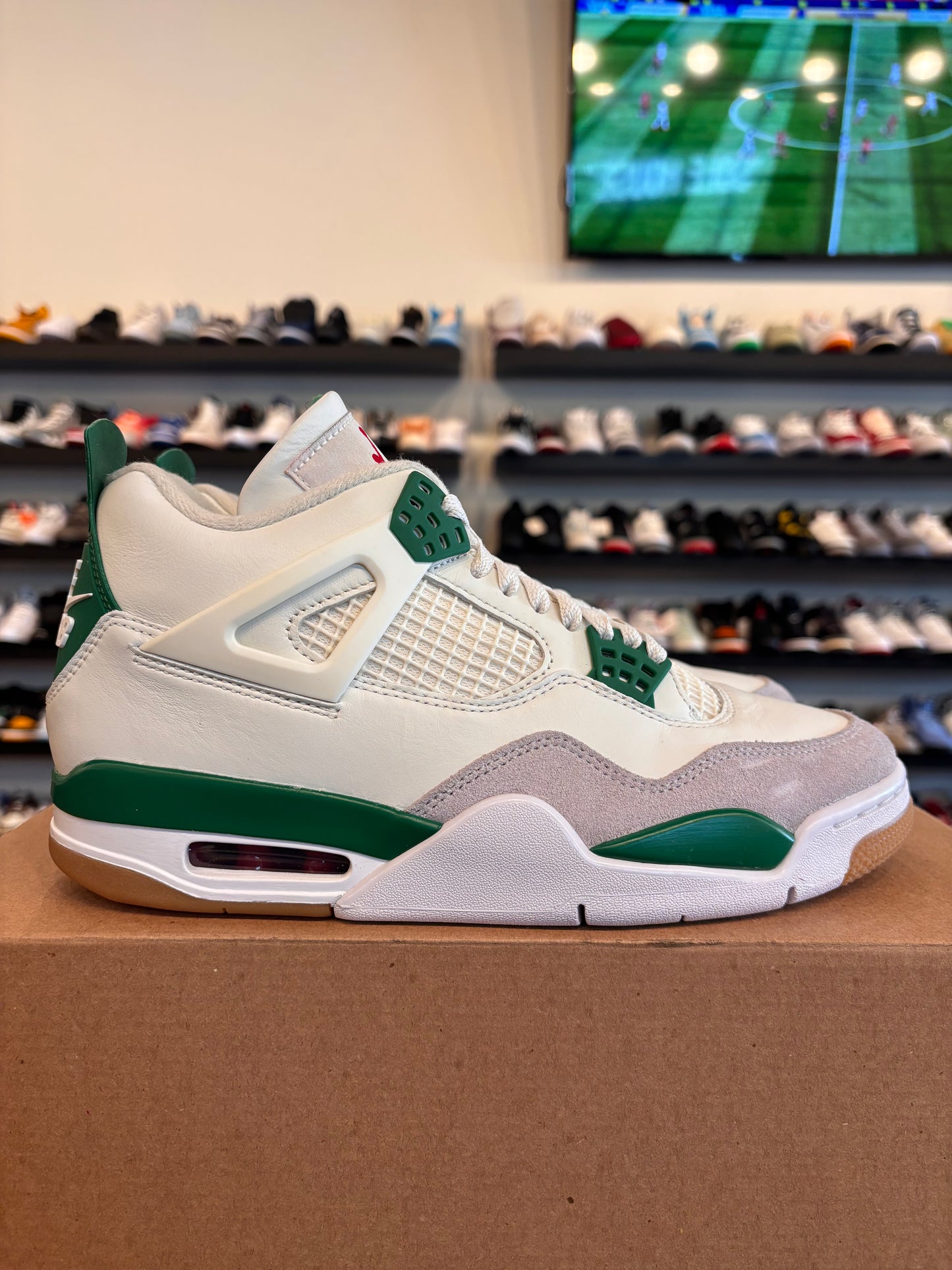 Jordan 4 SB Pine Green Size 8 Pre-Owned (No Box)
