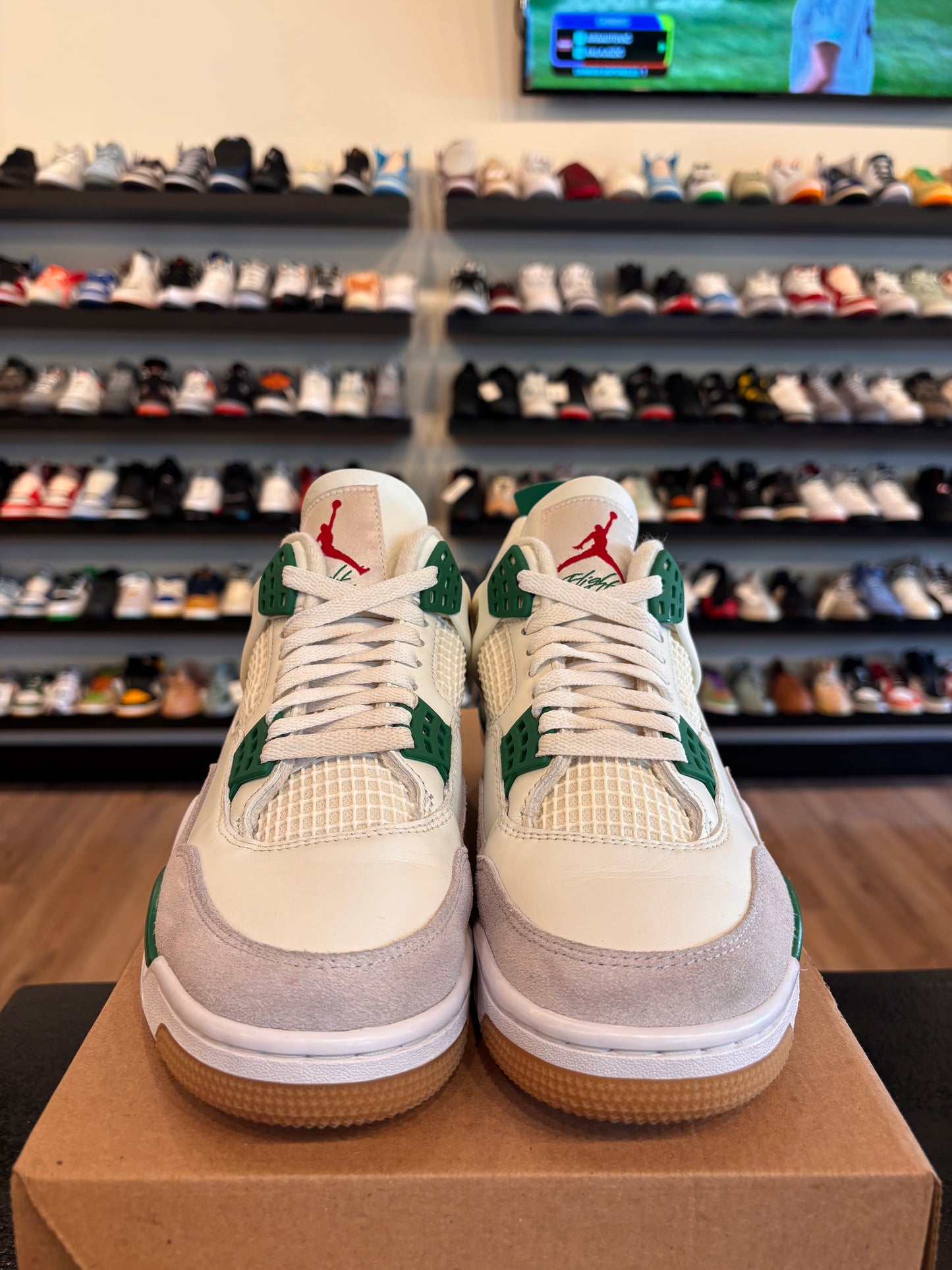 Jordan 4 SB Pine Green Size 8 Pre-Owned (No Box)