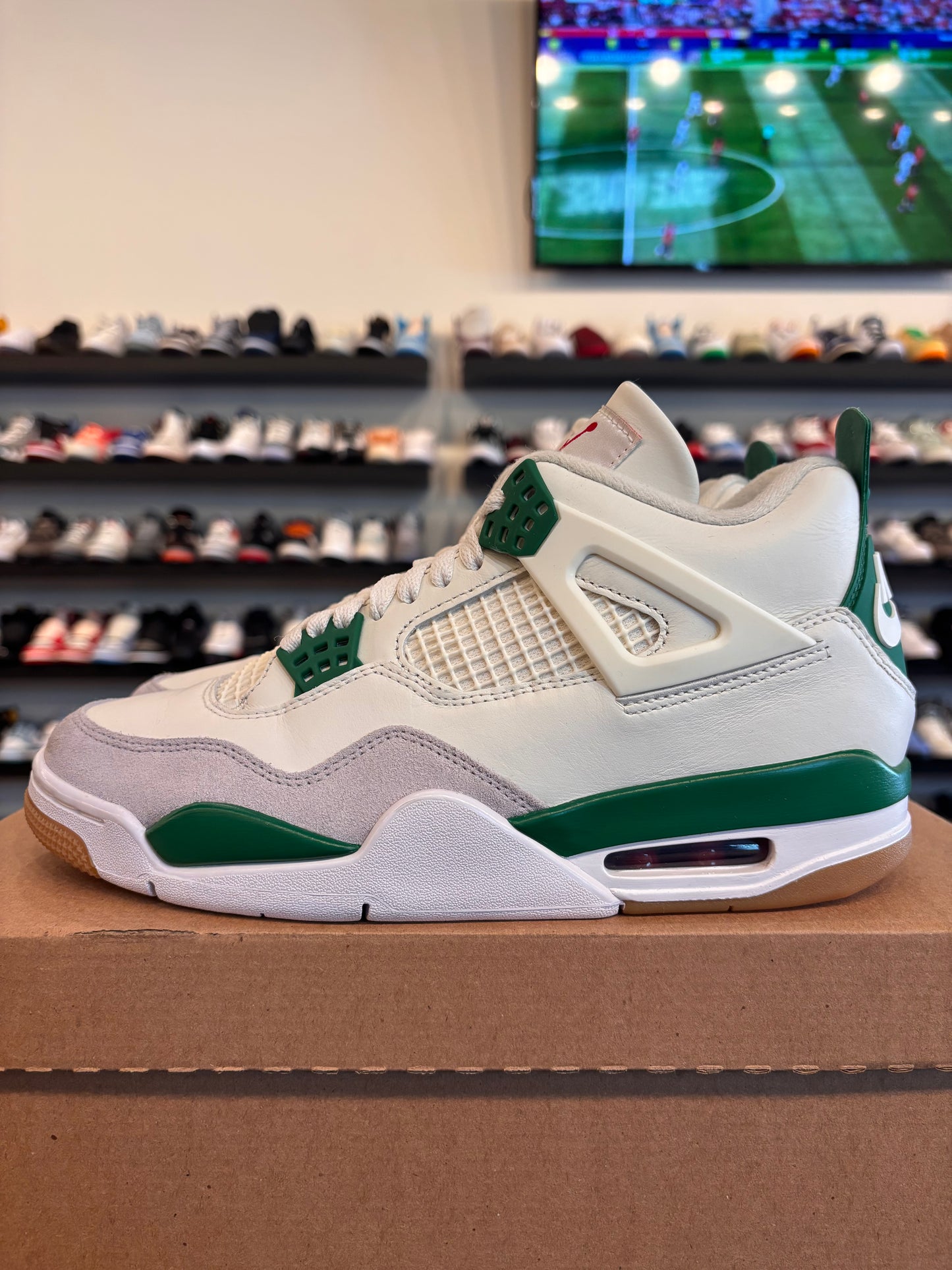 Jordan 4 SB Pine Green Size 8 Pre-Owned (No Box)