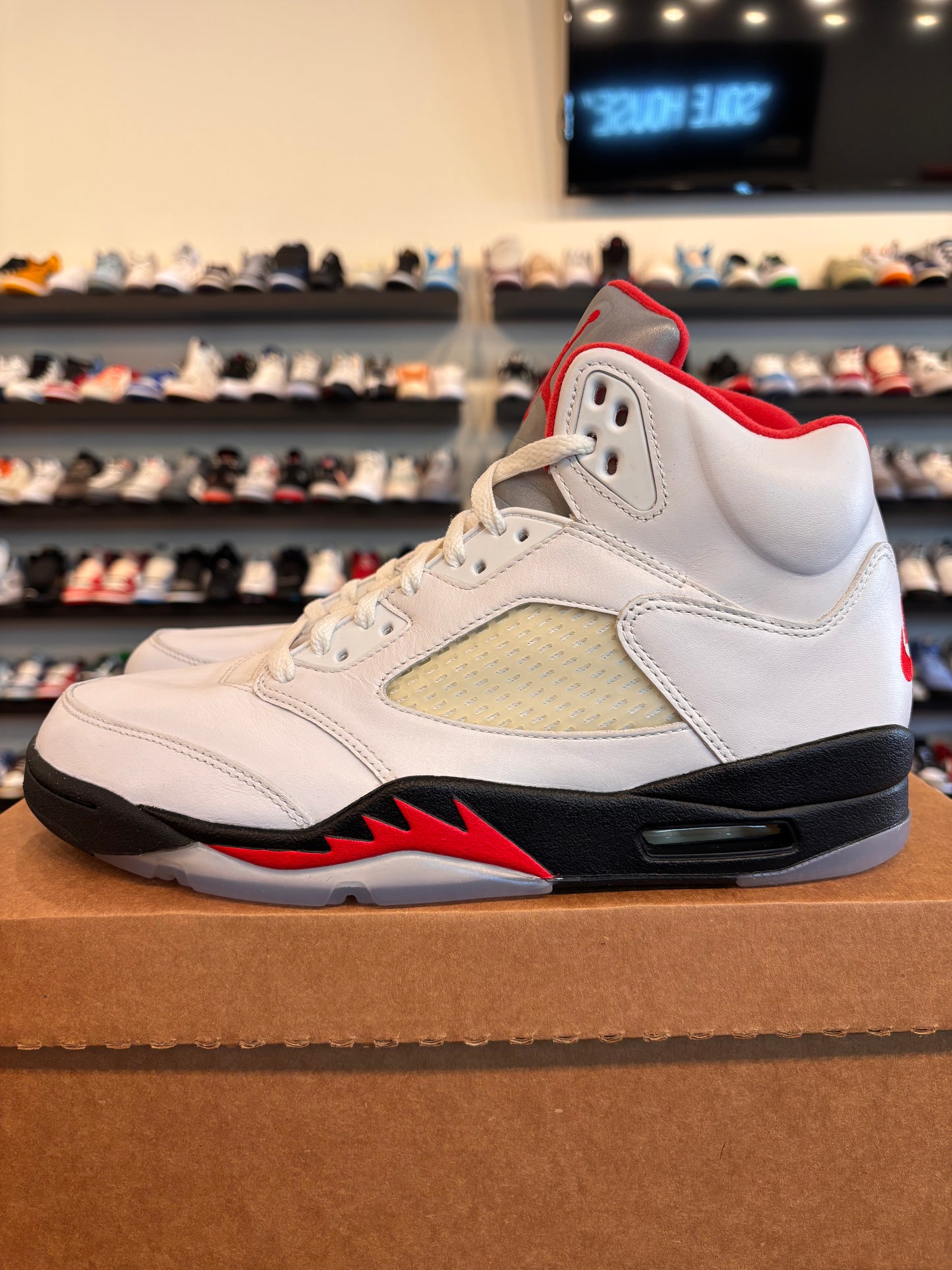 Jordan 5 Fire Red 2020 Size 9.5 Pre-Owned (No Box)