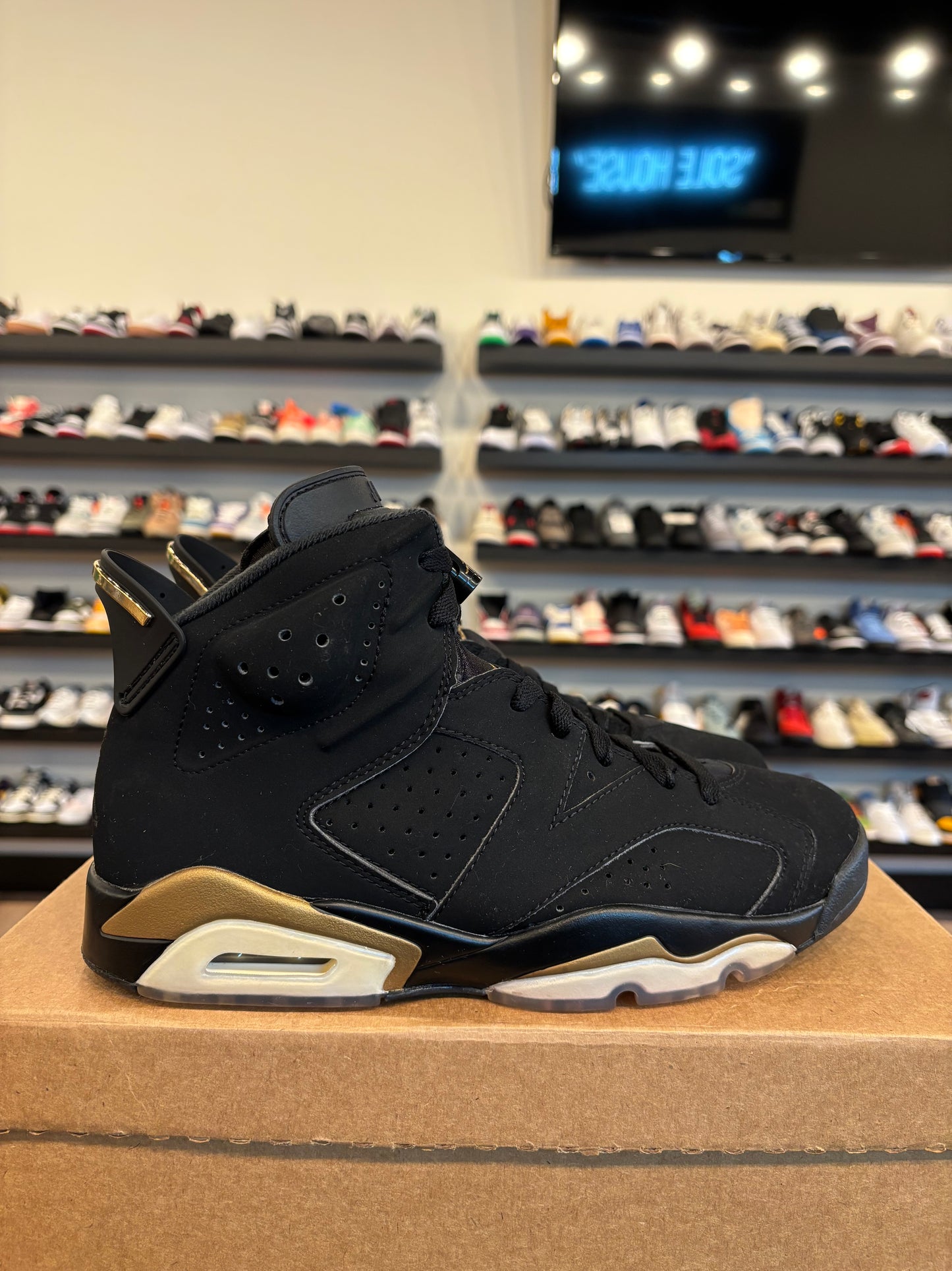 Jordan 6 Defining Moments Size 8.5 Pre-Owned (No Box)