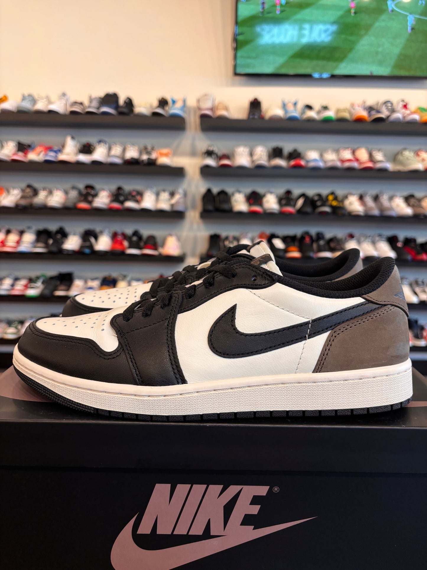 Jordan 1 Low Mocha Size 10.5 Pre-Owned