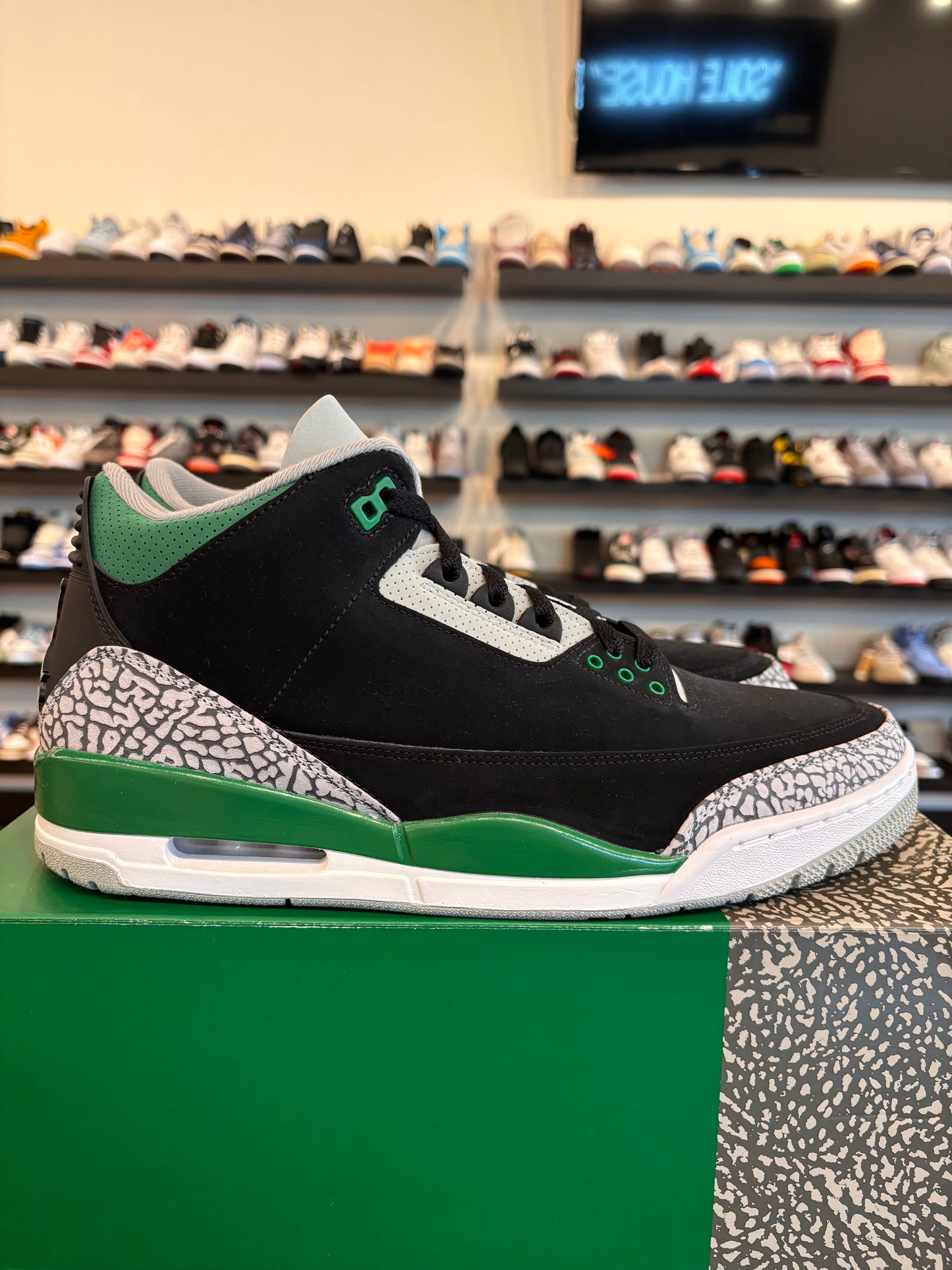 Jordan 3 Pine Green Size 12 Pre-Owned