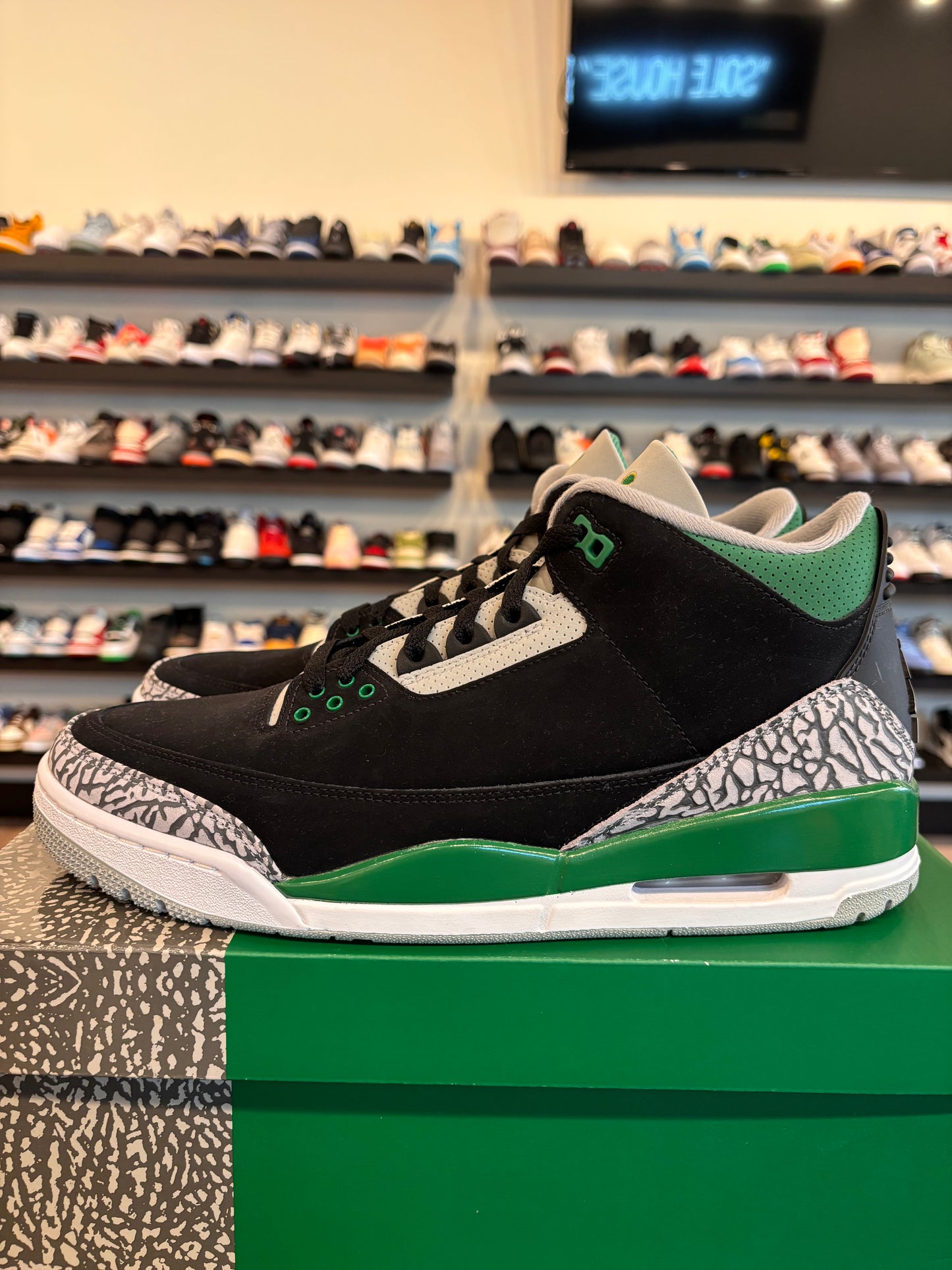 Jordan 3 Pine Green Size 12 Pre-Owned