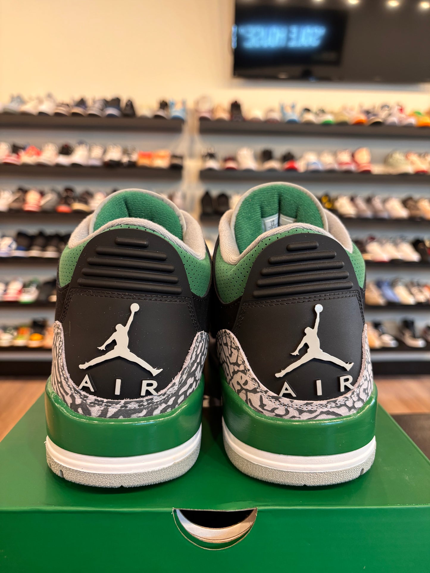 Jordan 3 Pine Green Size 12 Pre-Owned