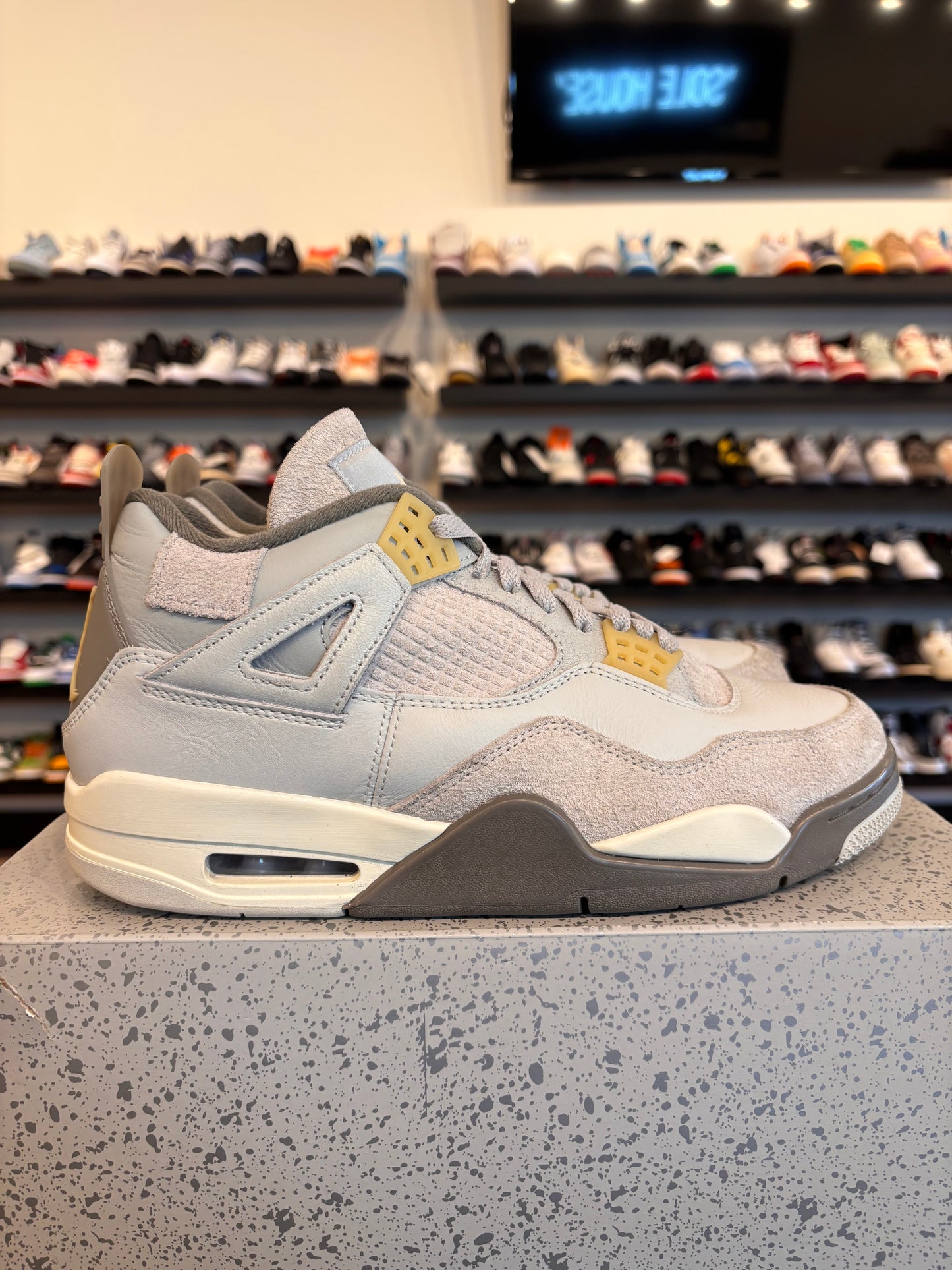 Jordan 4 Craft Photon Dust Size 9 Pre-Owned