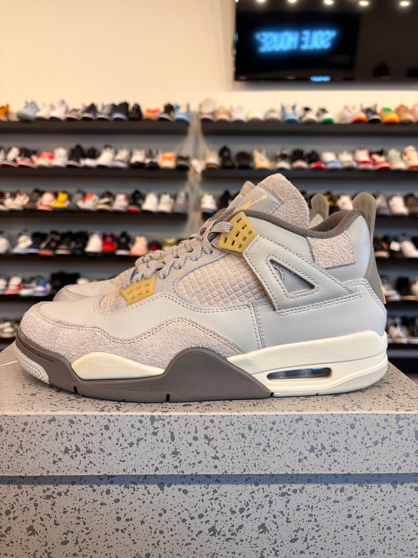 Jordan 4 Craft Photon Dust Size 9 Pre-Owned