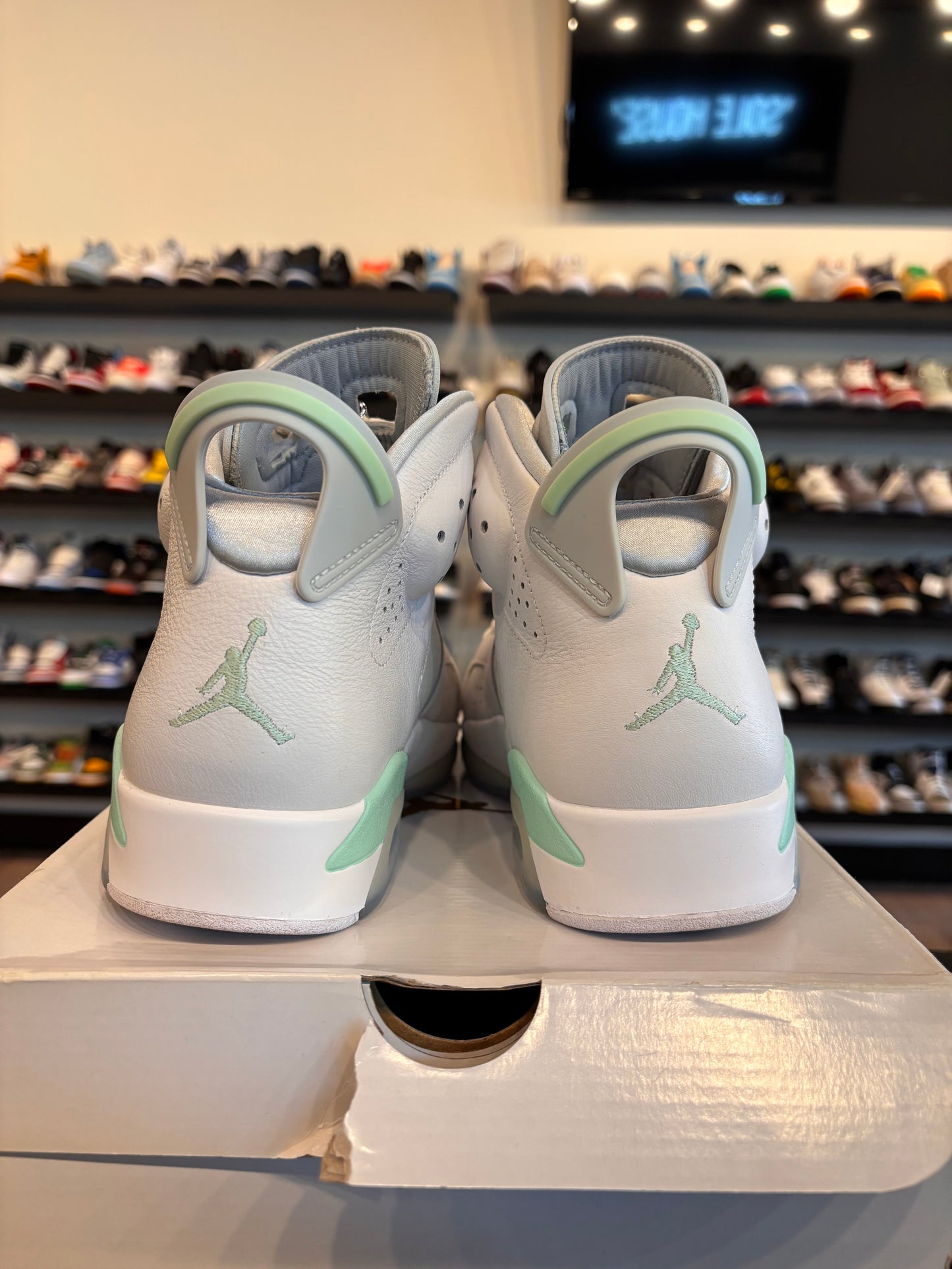 Jordan 6 Mint Foam Size 7Y (8.5W) Pre-Owned