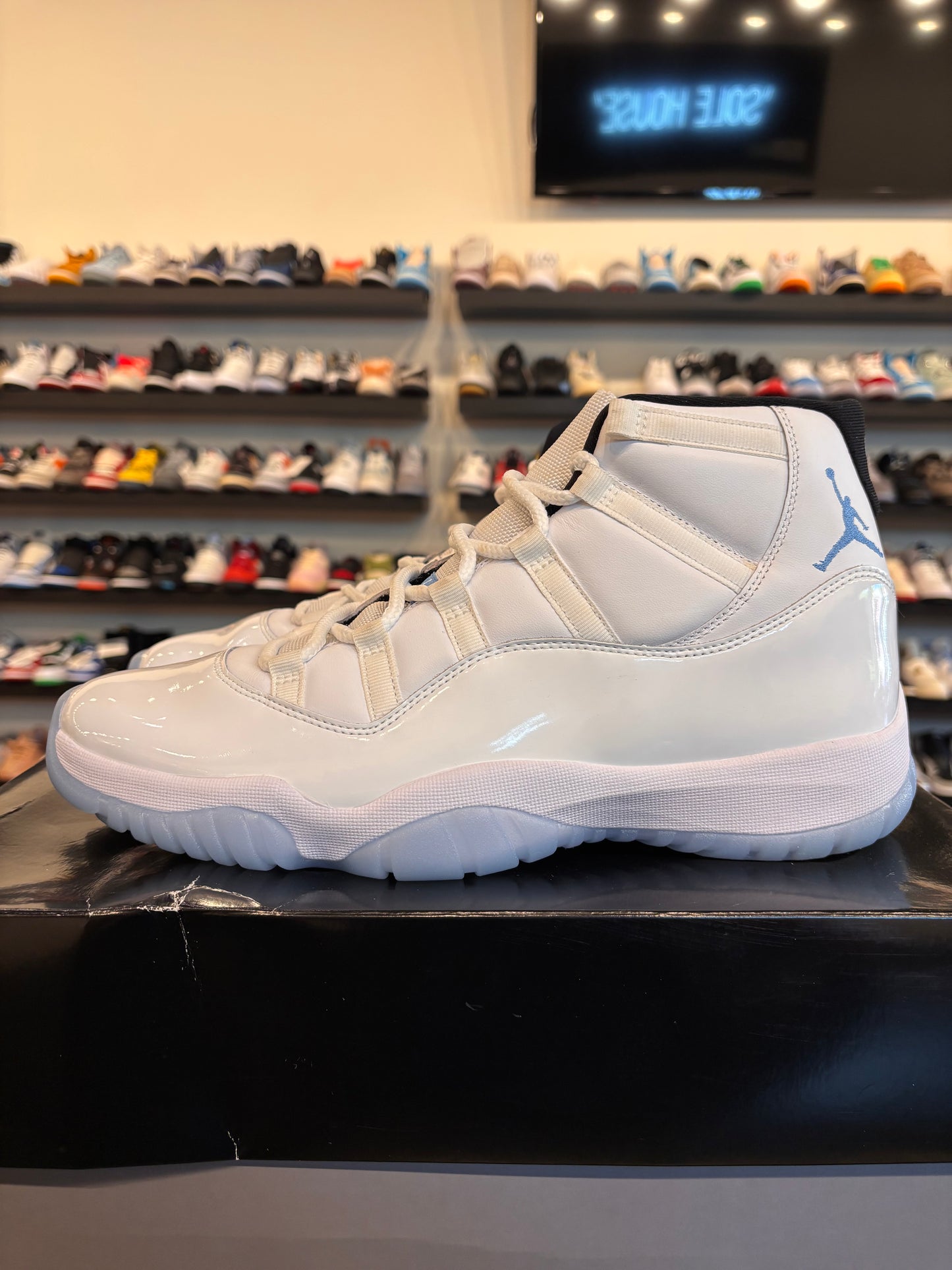 Jordan 11 Legend Blue 2024 Size 12 Pre-Owned