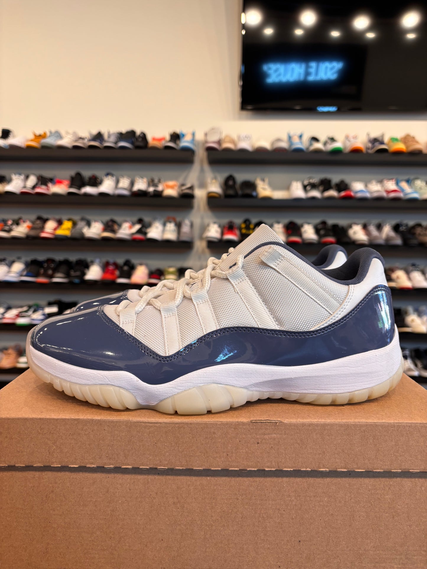 Jordan 11 Low Diffused Blue Size 11 Pre-Owned (No Box)