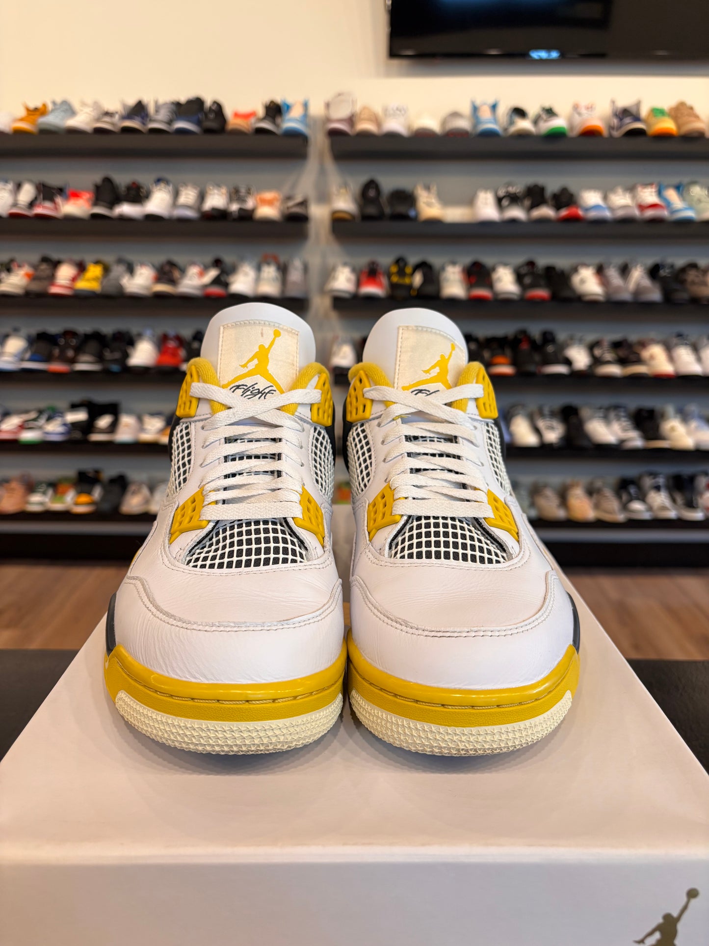Jordan 4 Sulfur Size 10.5 (12W) Pre-Owned