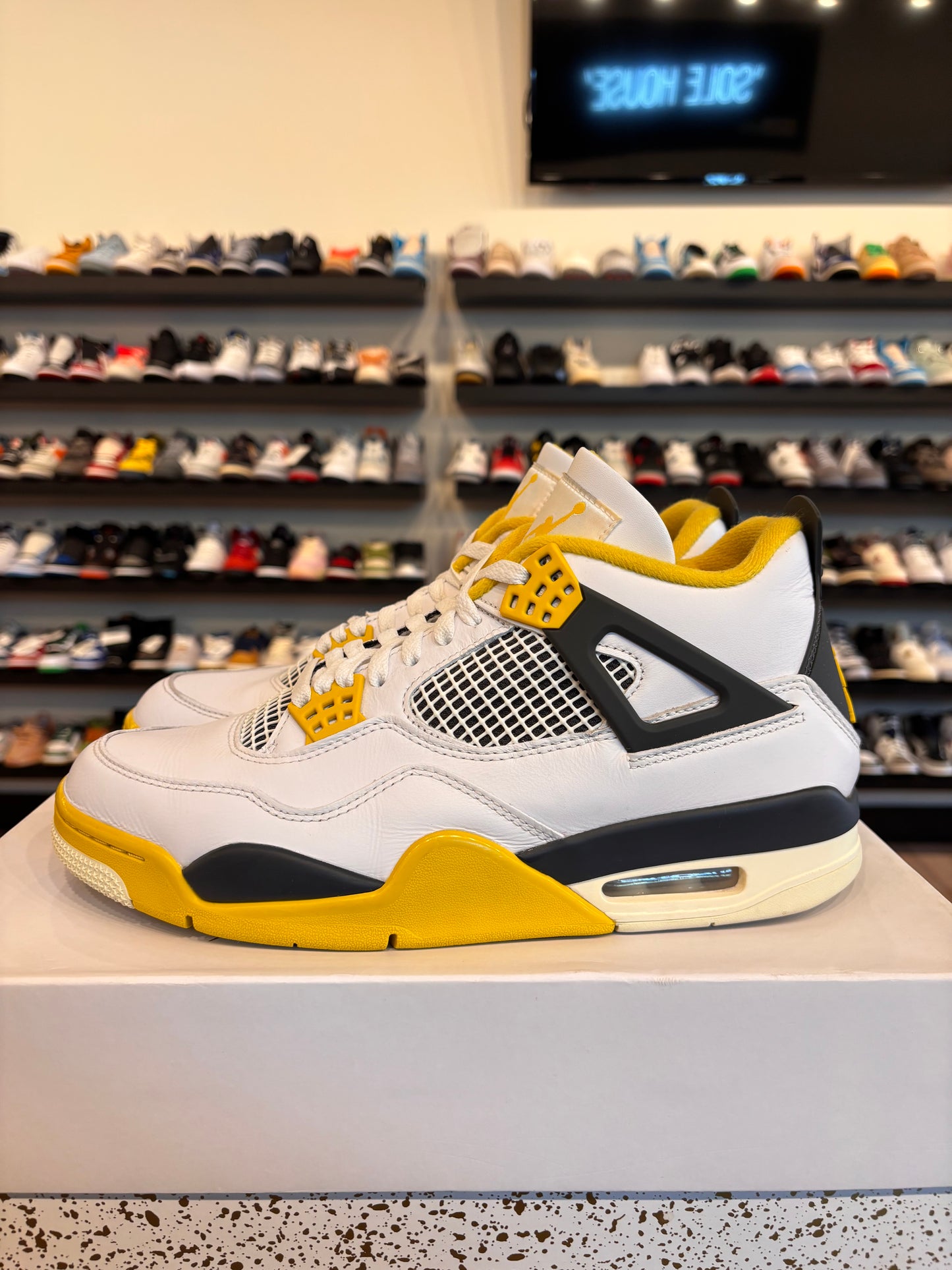 Jordan 4 Sulfur Size 10.5 (12W) Pre-Owned