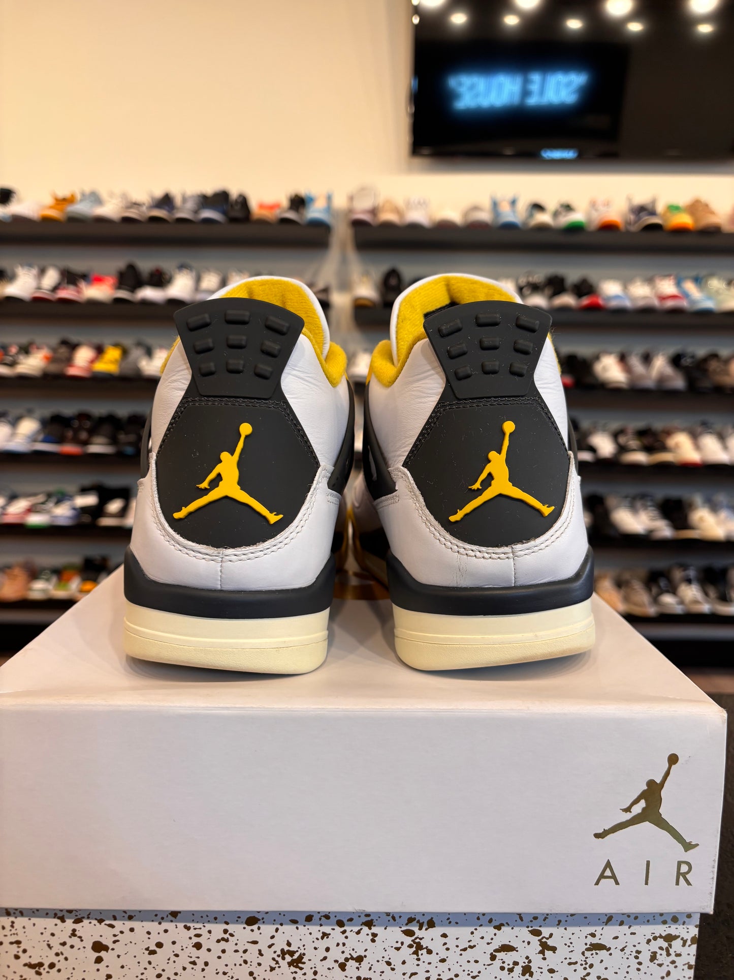 Jordan 4 Sulfur Size 10.5 (12W) Pre-Owned