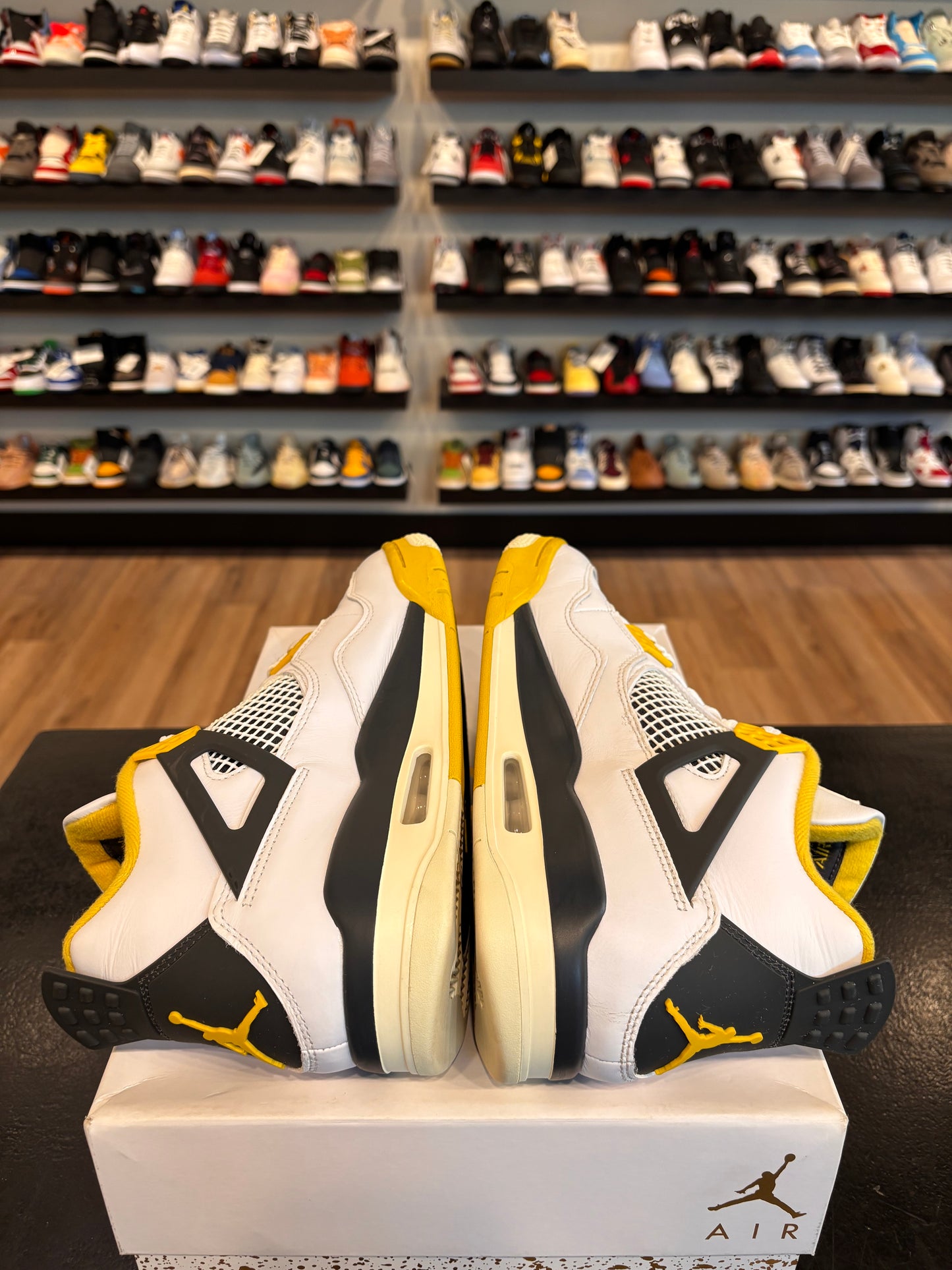Jordan 4 Sulfur Size 10.5 (12W) Pre-Owned
