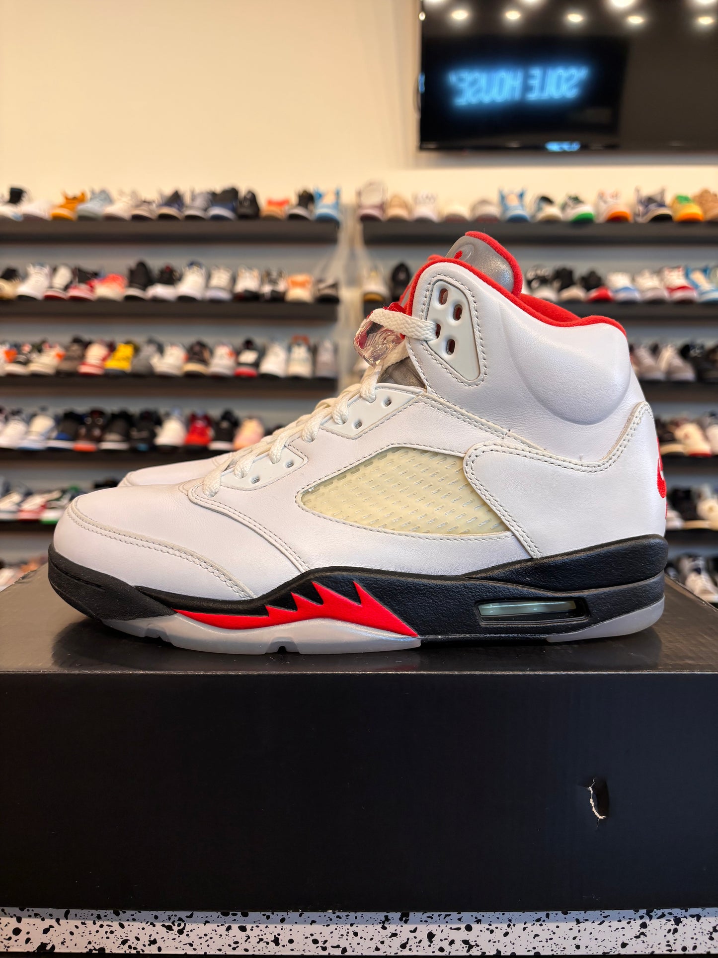 Jordan 5 Fire Red 2020 Size 8.5 Pre-Owned