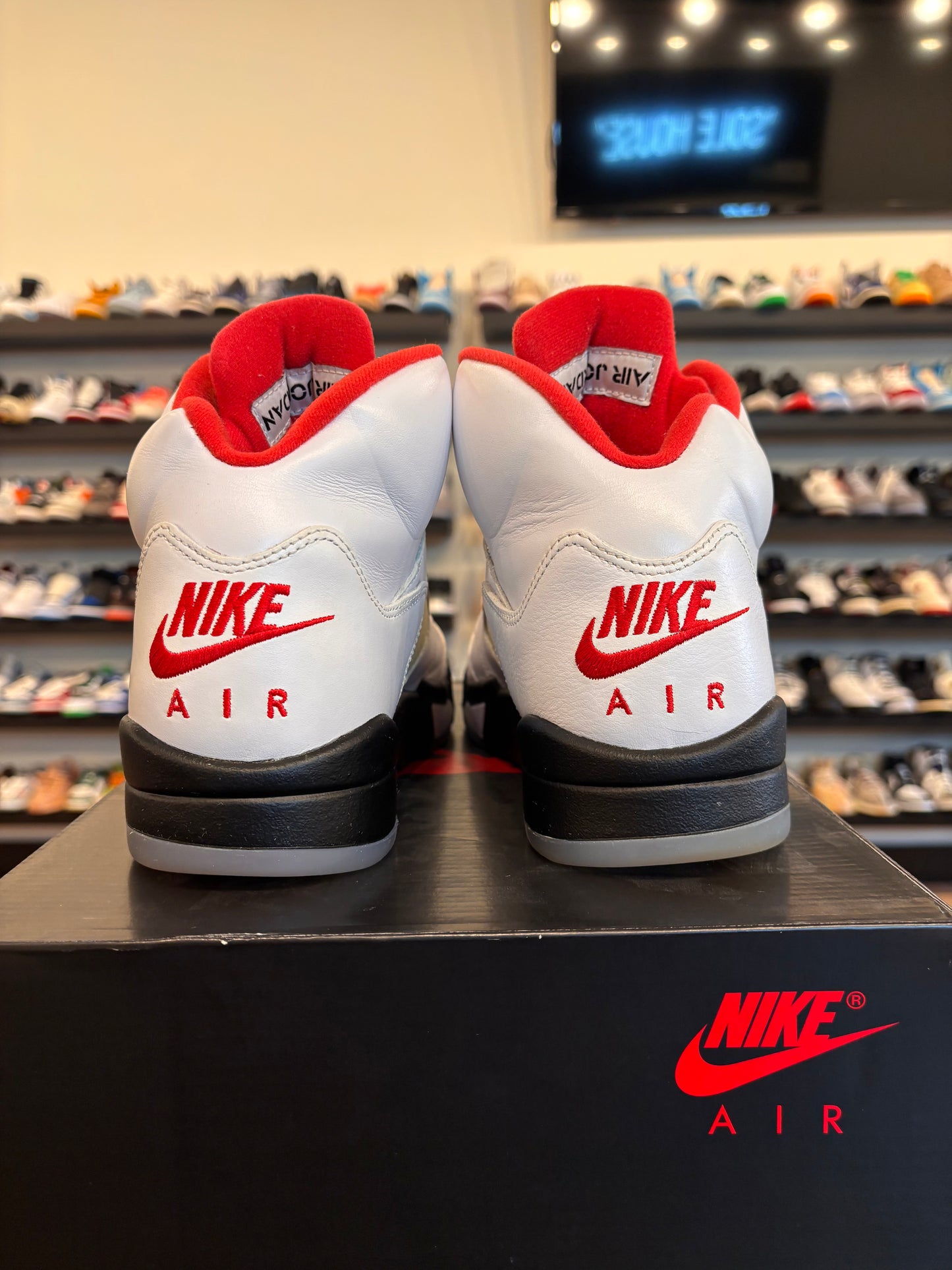 Jordan 5 Fire Red 2020 Size 8.5 Pre-Owned