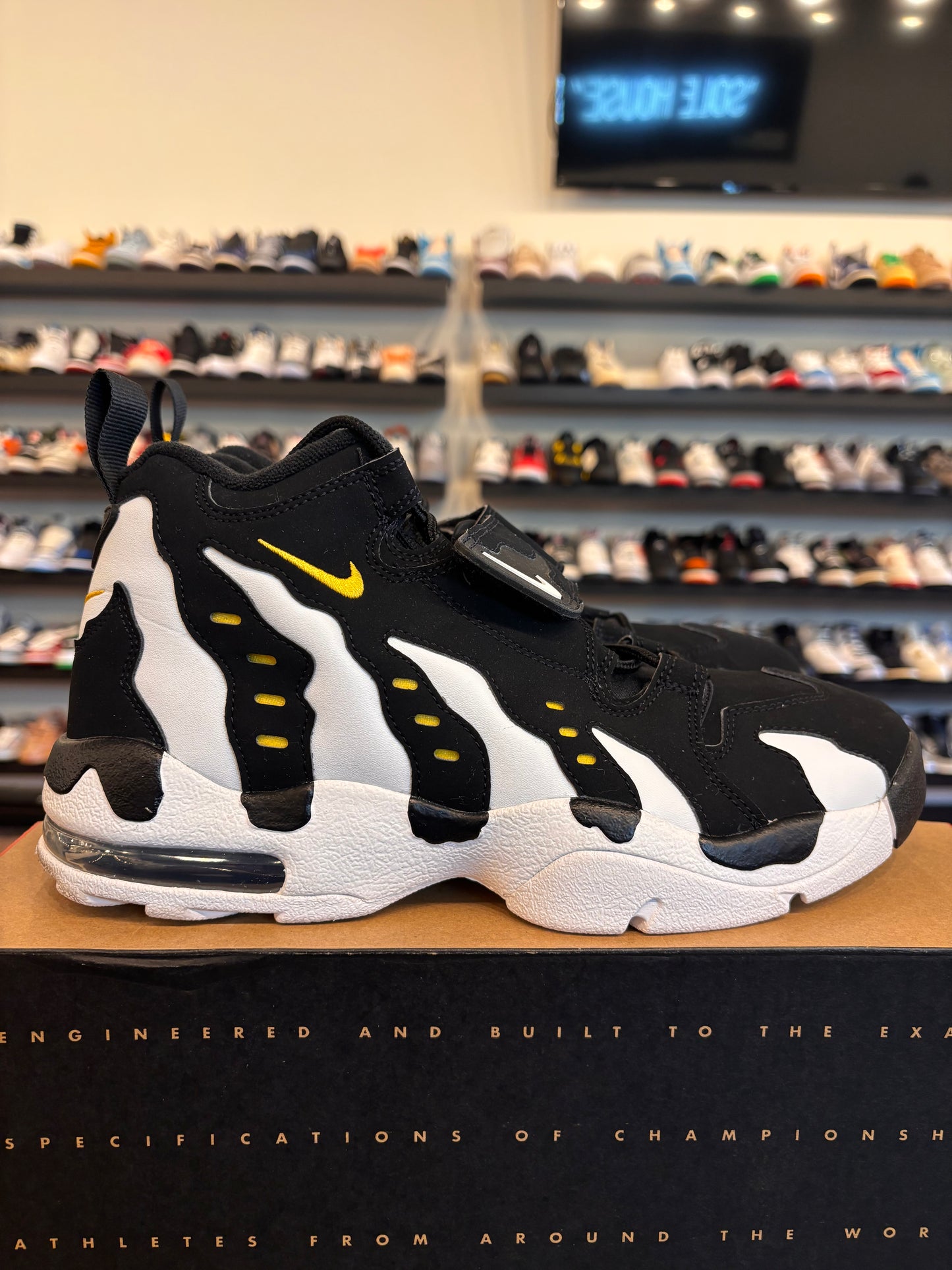 Nike DT Max 96 Black White 2024 Size 9.5 Pre-Owned
