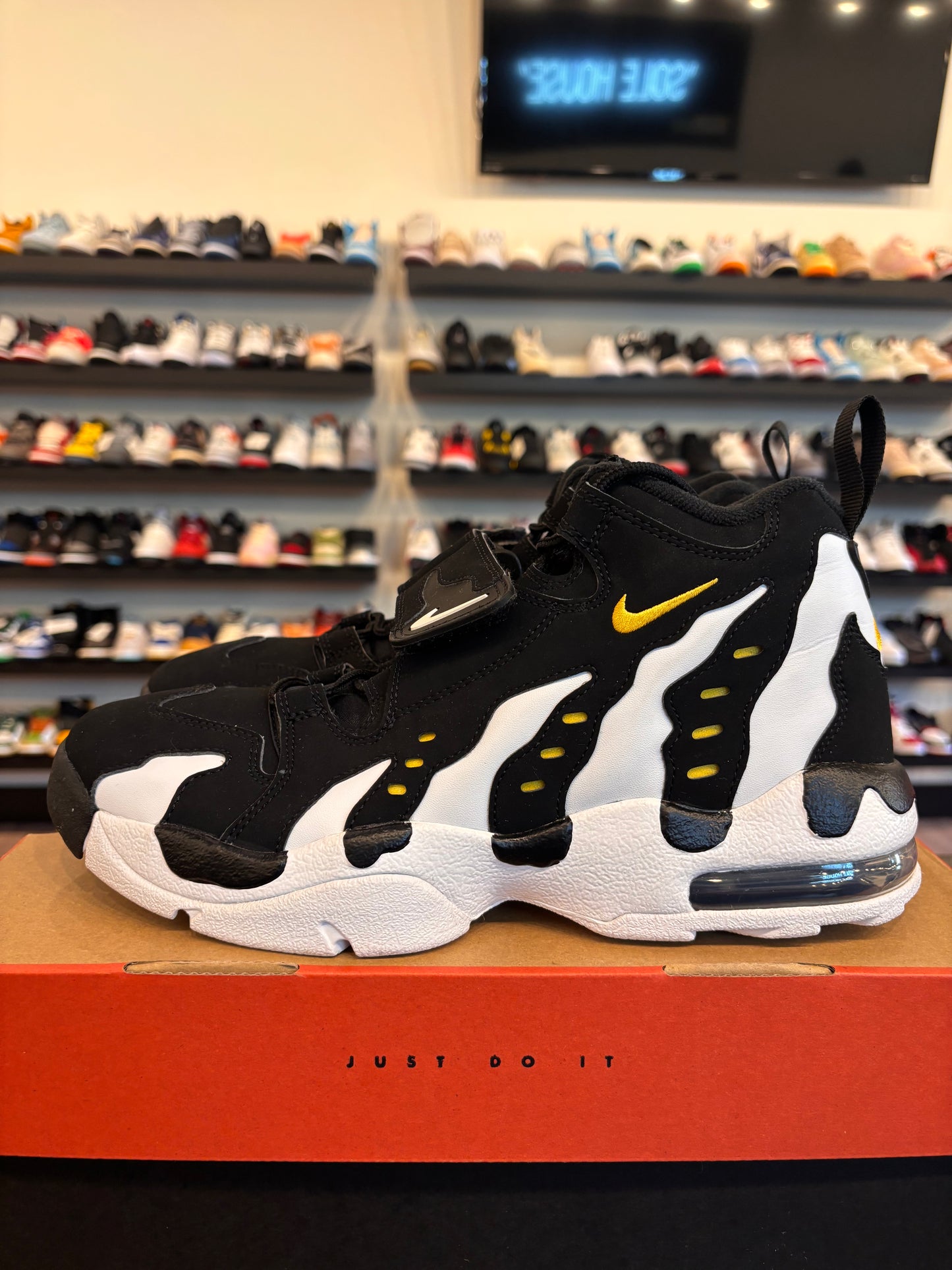Nike DT Max 96 Black White 2024 Size 9.5 Pre-Owned