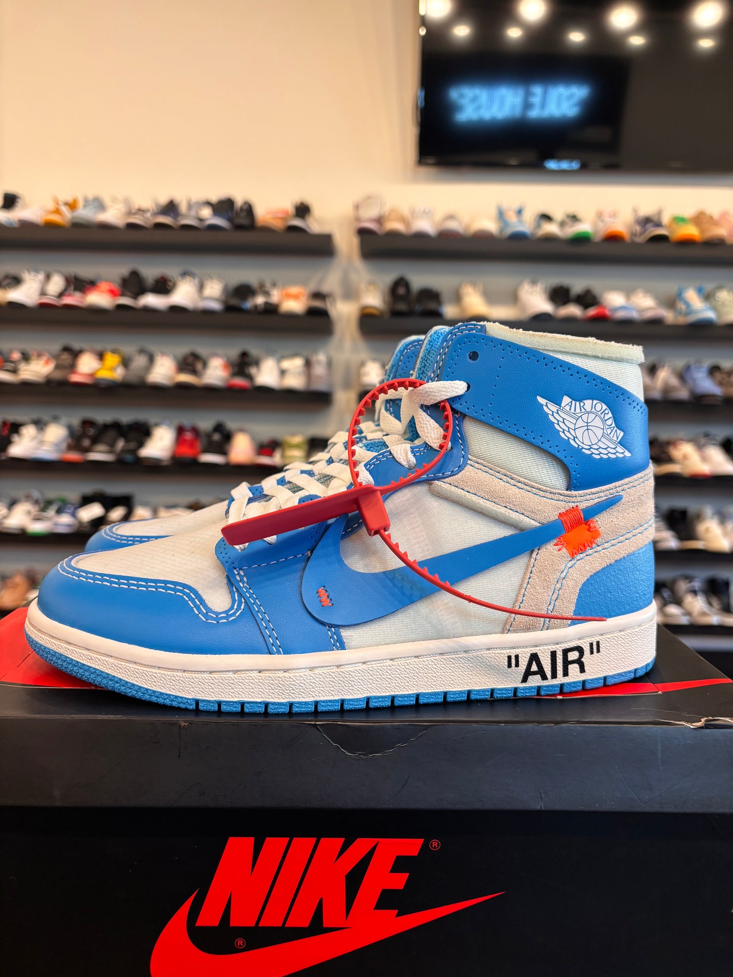 Jordan 1 Off-White UNC Size 7 (8.5W) Pre-Owned