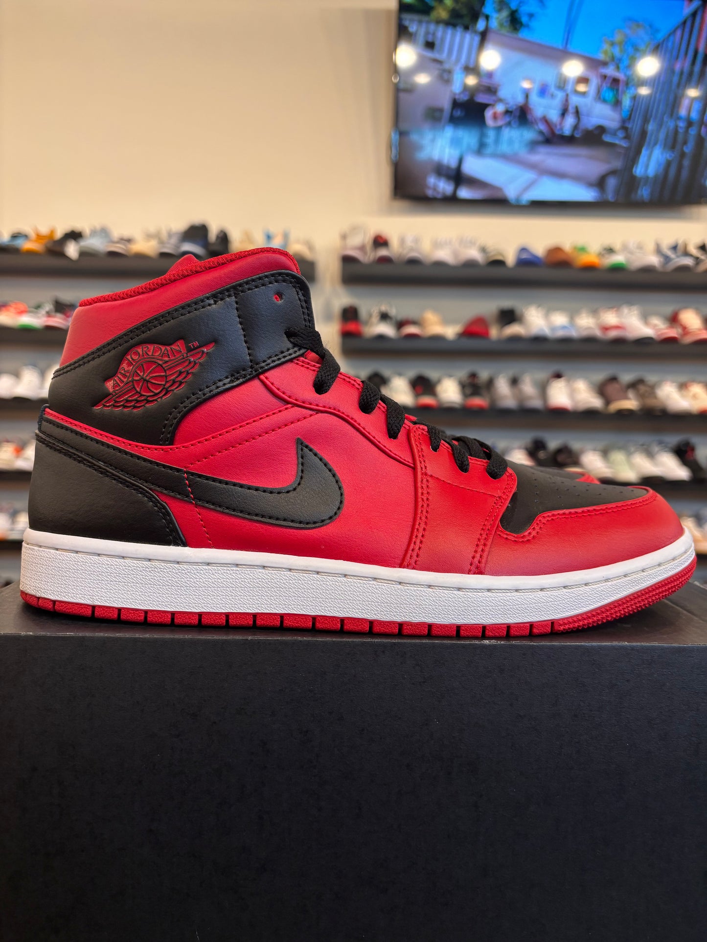 Jordan 1 Mid Bred Size 9 Pre-Owned