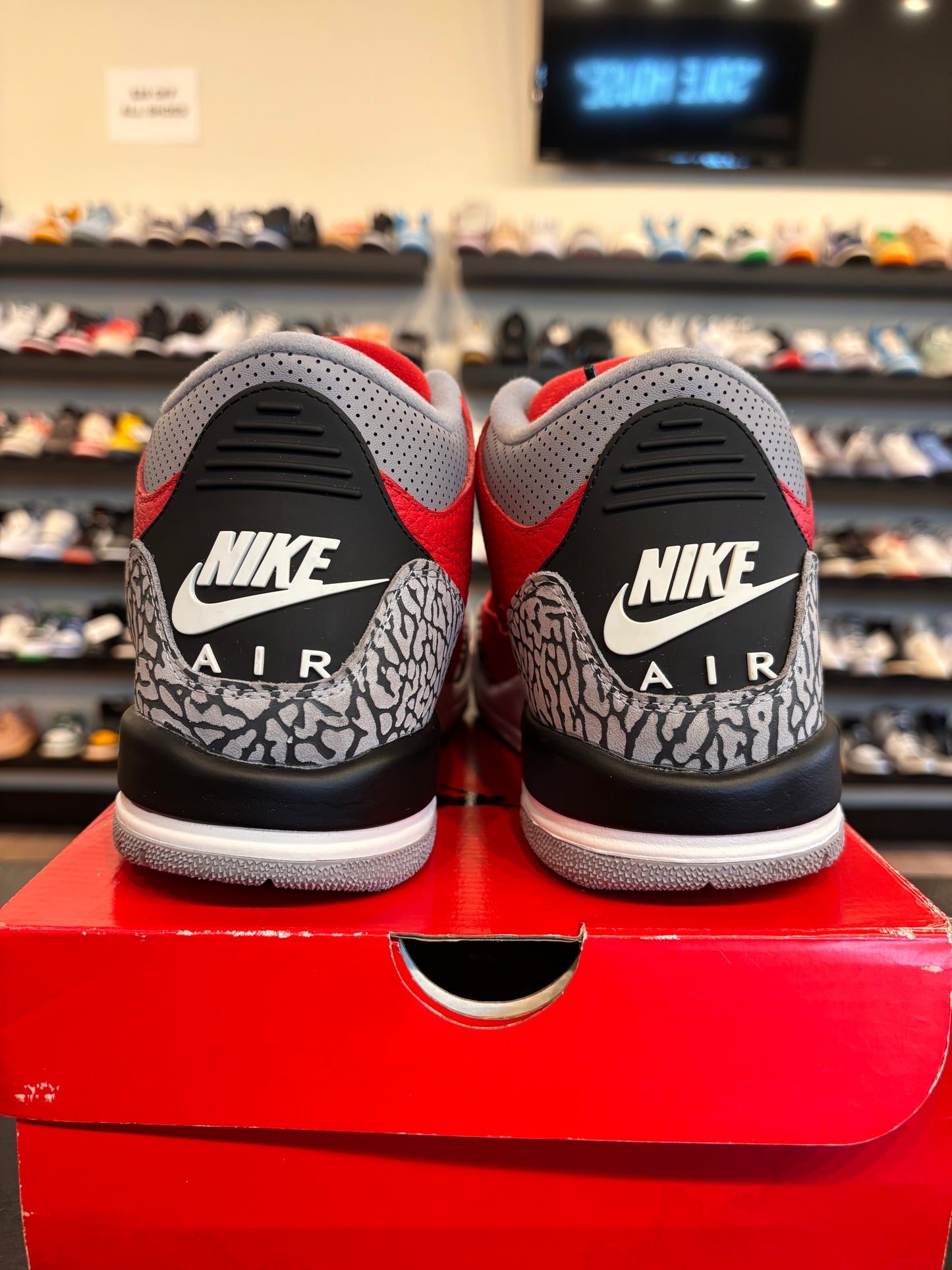 Jordan 3 Unite Size 7Y (8.5W) Pre-Owned