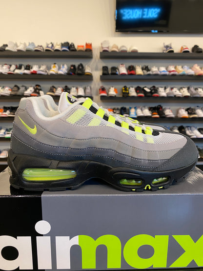 Nike Air Max 95 Neon Size 8.5 (10W) Pre-Owned