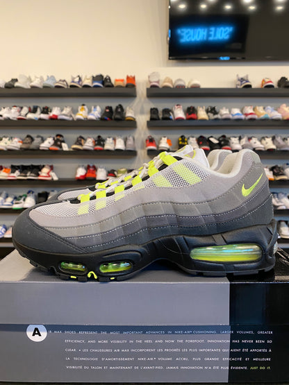 Nike Air Max 95 Neon Size 8.5 (10W) Pre-Owned