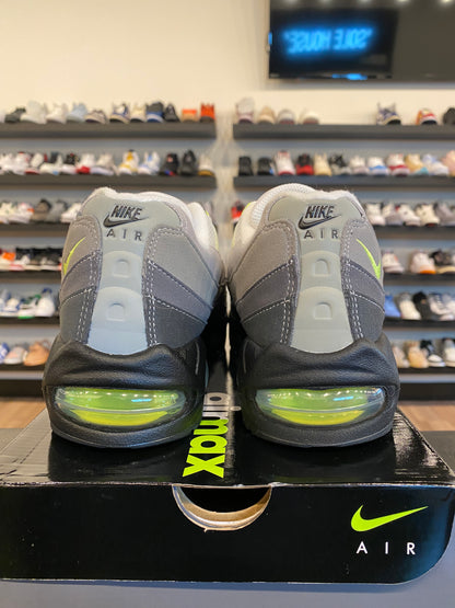 Nike Air Max 95 Neon Size 8.5 (10W) Pre-Owned