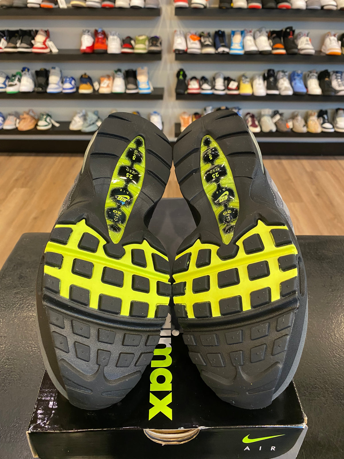 Nike Air Max 95 Neon Size 8.5 (10W) Pre-Owned