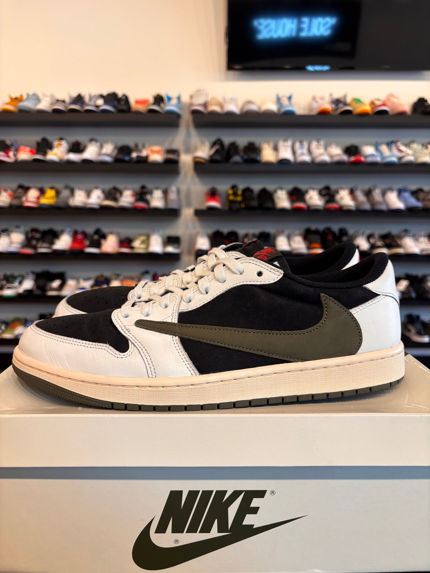 Jordan 1 Low Travis Scott Olive Size 11.5 (13W) Pre-Owned