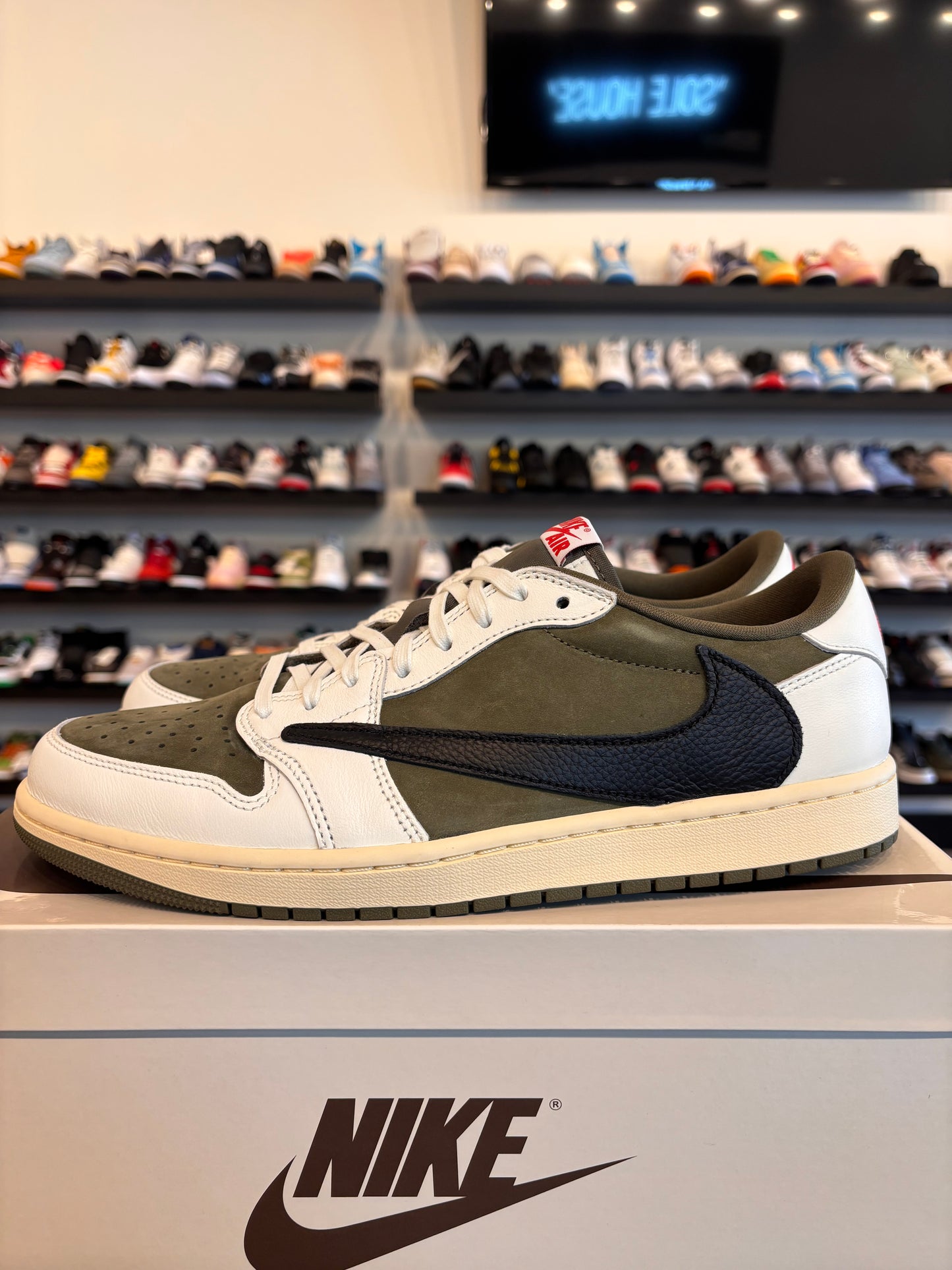 Jordan 1 Low Travis Scott Medium Olive Size 11.5 Pre-Owned