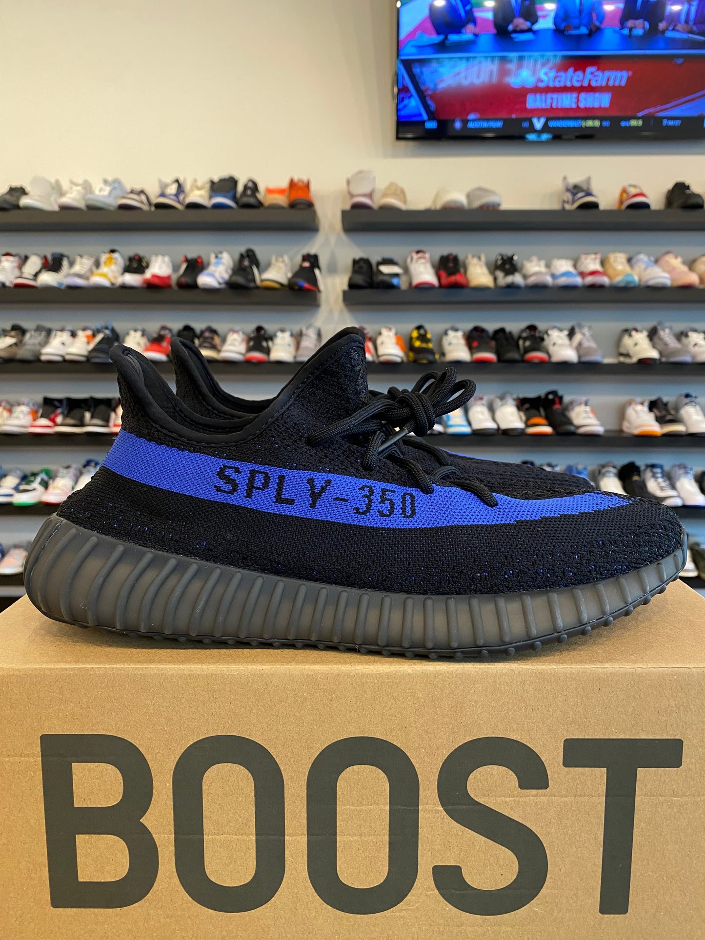 Yeezy 350 V2 Dazzling Blue Size 11.5 Pre-Owned