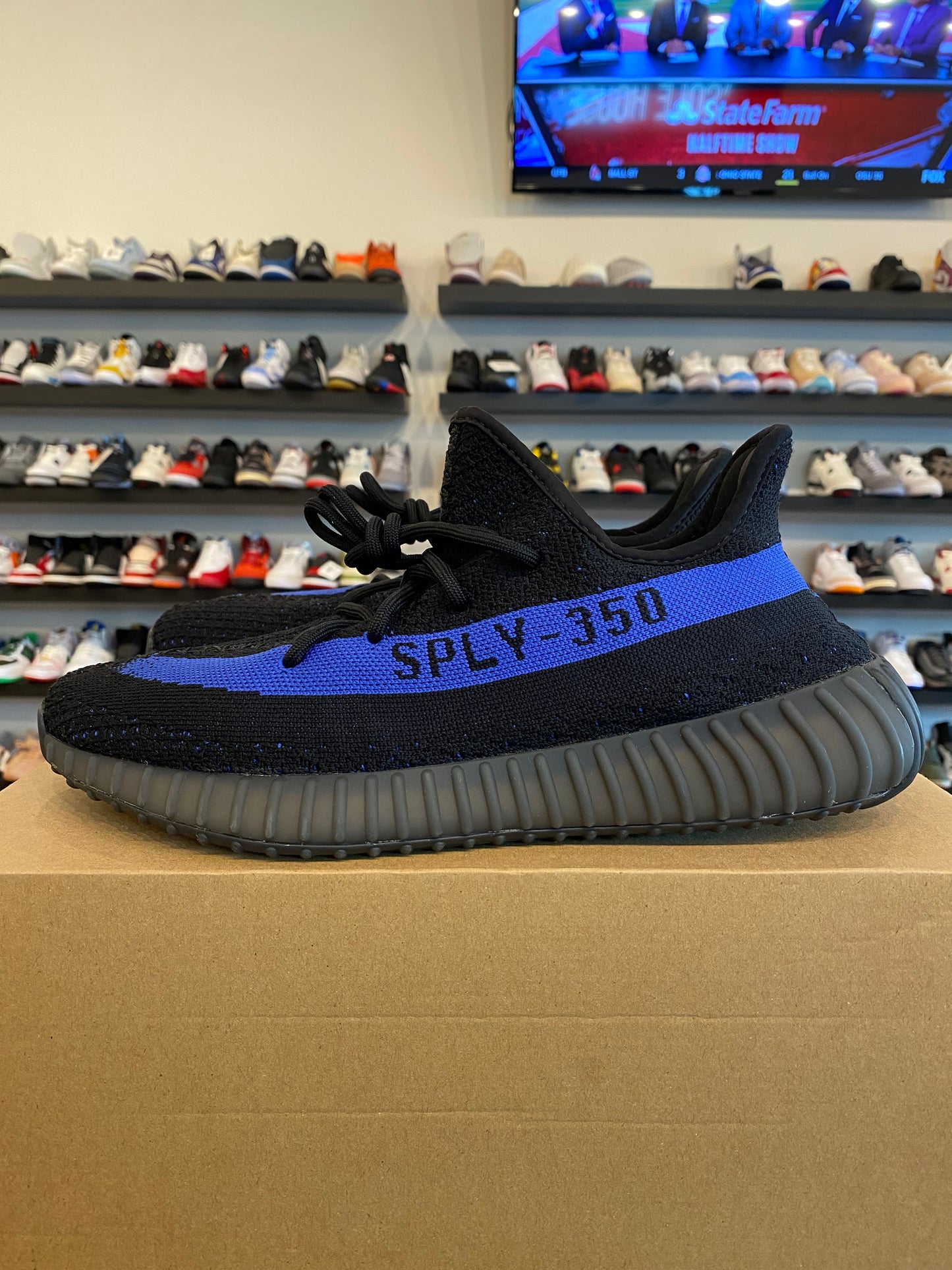 Yeezy 350 V2 Dazzling Blue Size 11.5 Pre-Owned