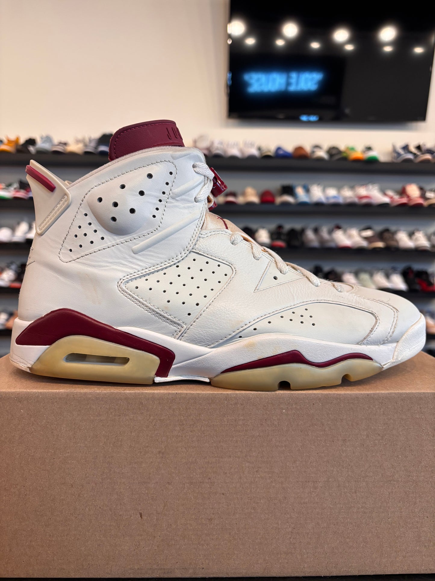 Jordan 6 Maroon Size 11 Pre-Owned (No Box)