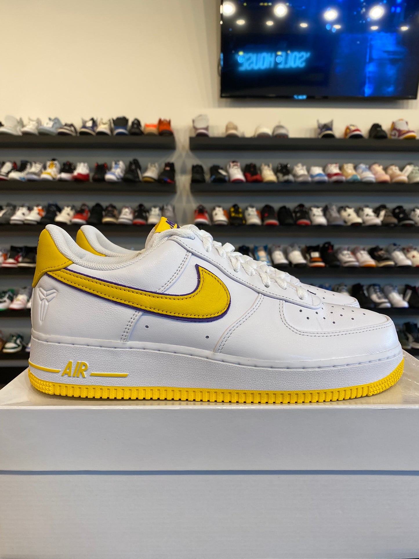 Nike Air Force 1 Low Kobe Lakers Home Size 9.5 Brand New