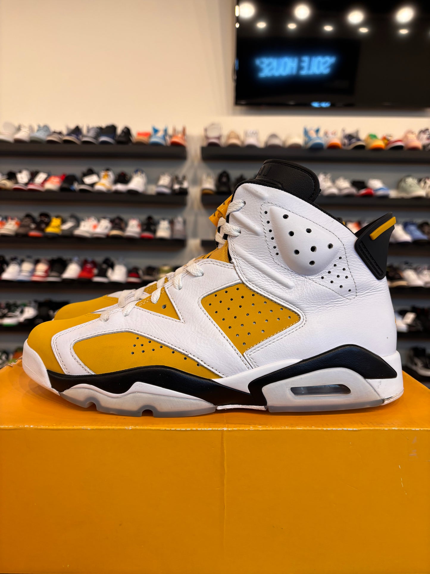 Jordan 6 Yellow Ochre Size 11 Pre-Owned