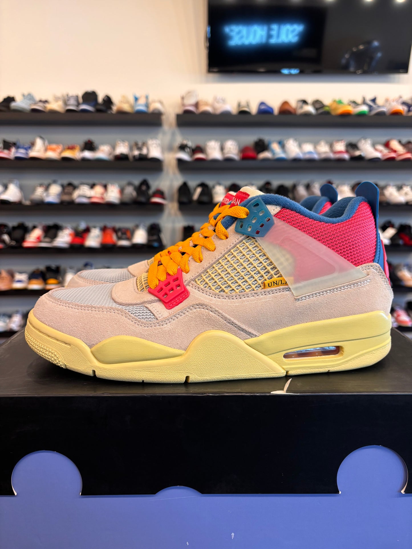 Jordan 4 Union Guava Size 9.5 Pre-Owned