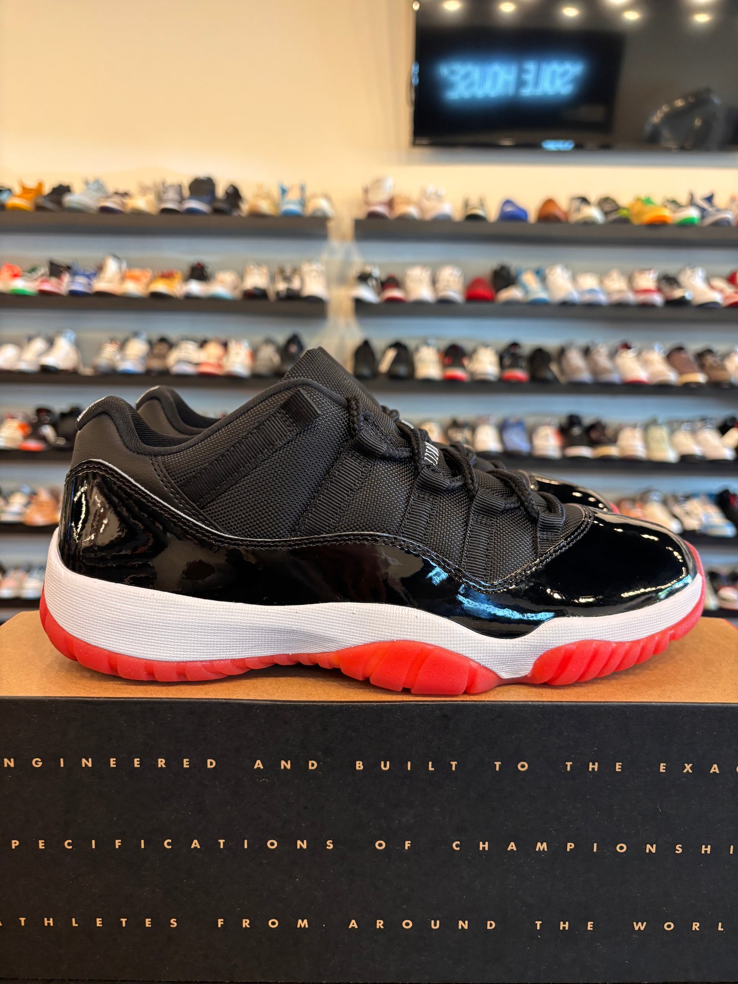 Jordan 11 Low Bred 2025 Size 9.5 Pre-Owned