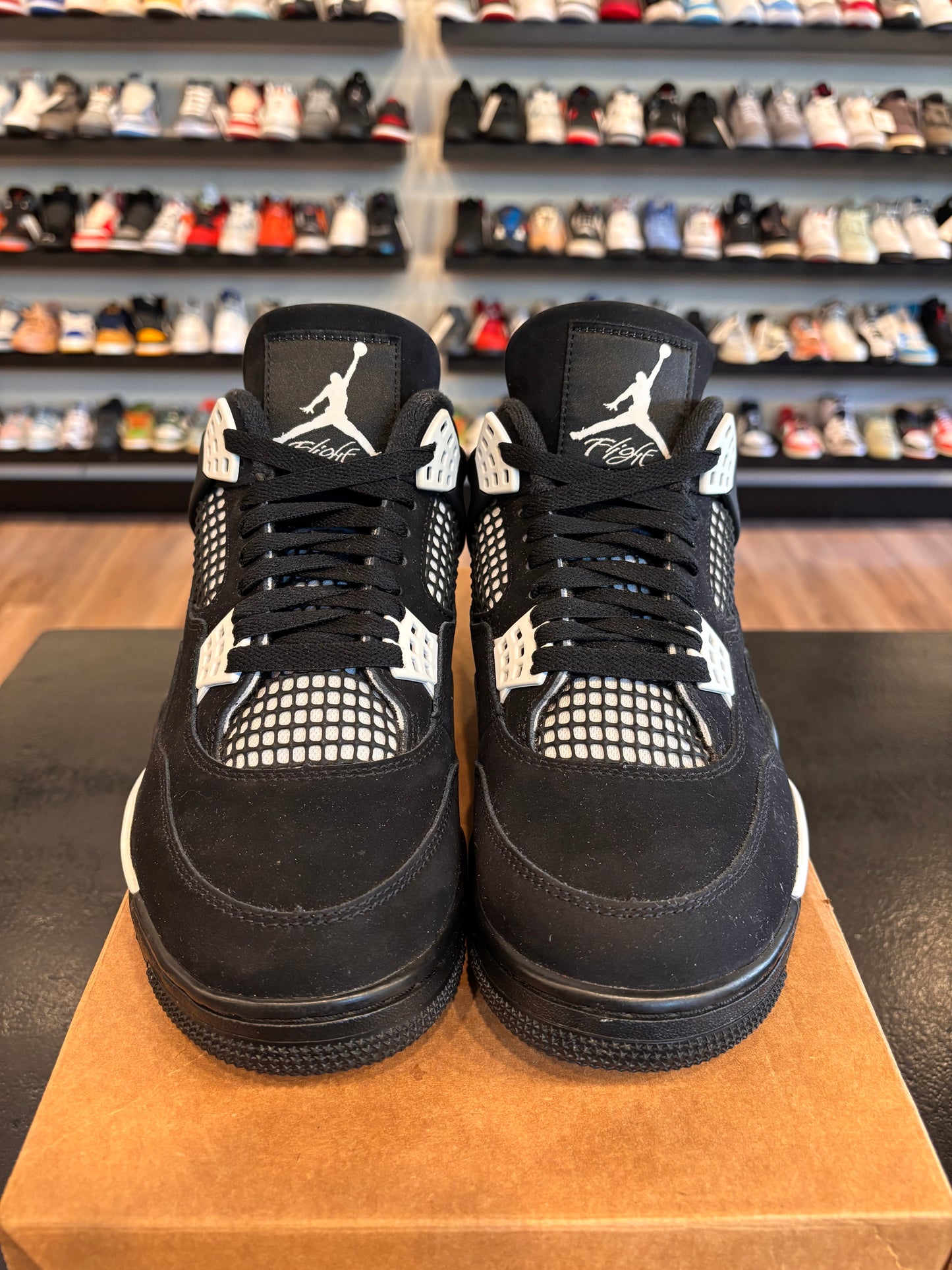 Jordan 4 White Thunder Size 9 Pre-Owned (No Box)